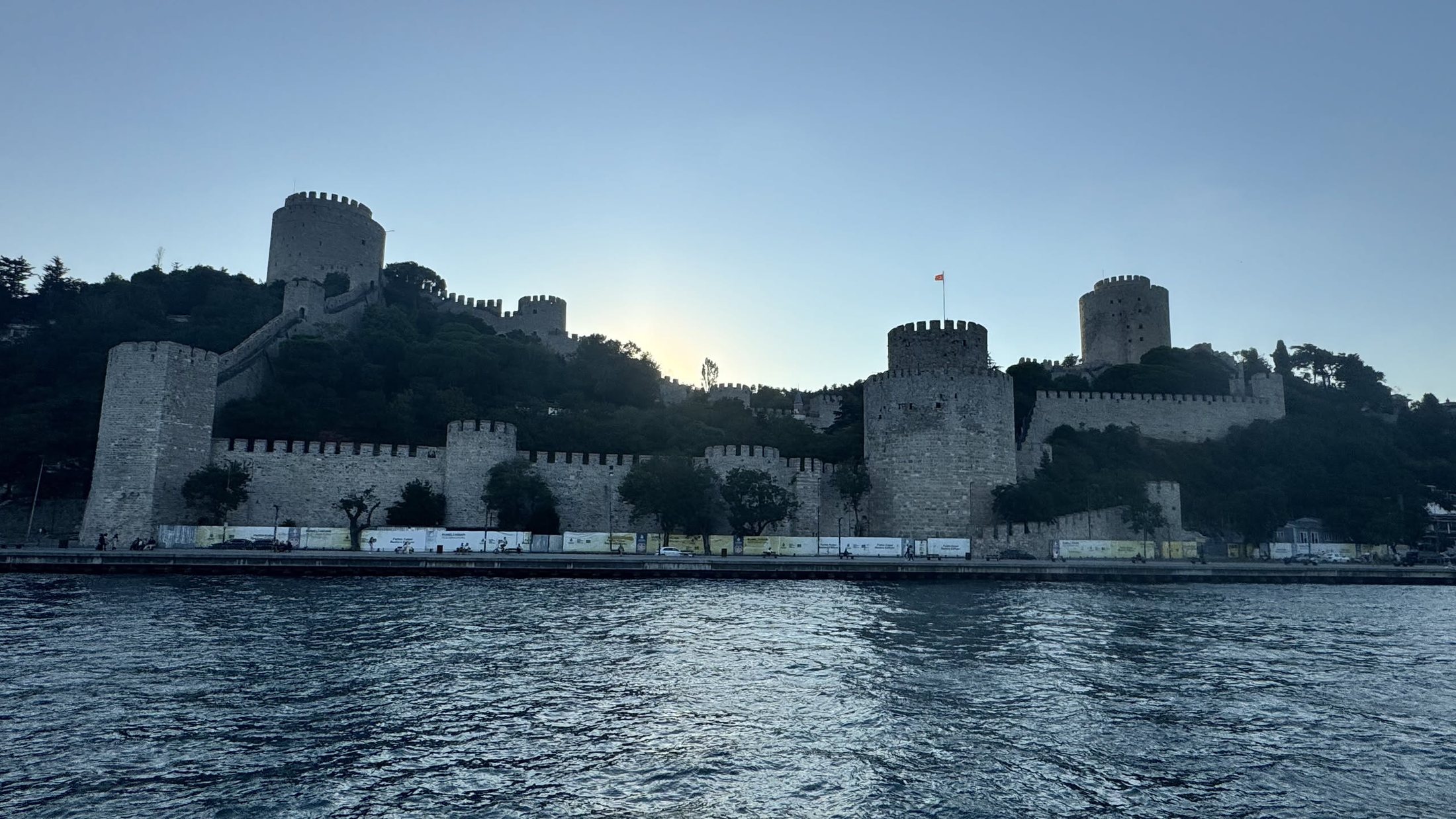 Rumeli Hisarı controluce. Tirata su in quattro mesi per chiudere lo stretto.