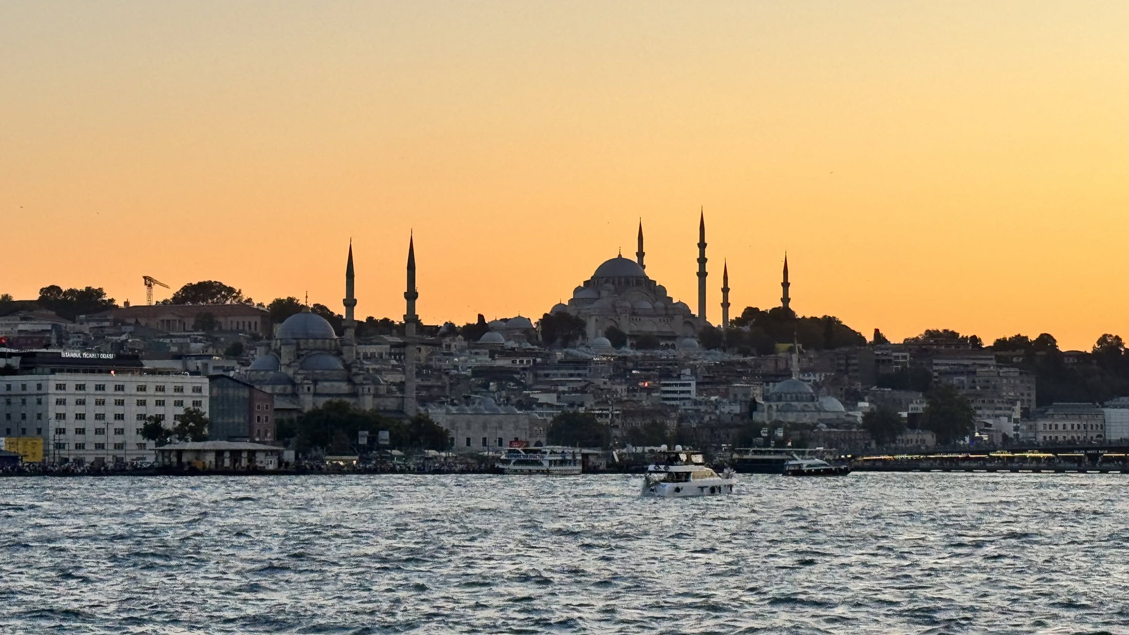 Rientro a Eminönü con la Süleymaniye in controluce. Non male come finale.