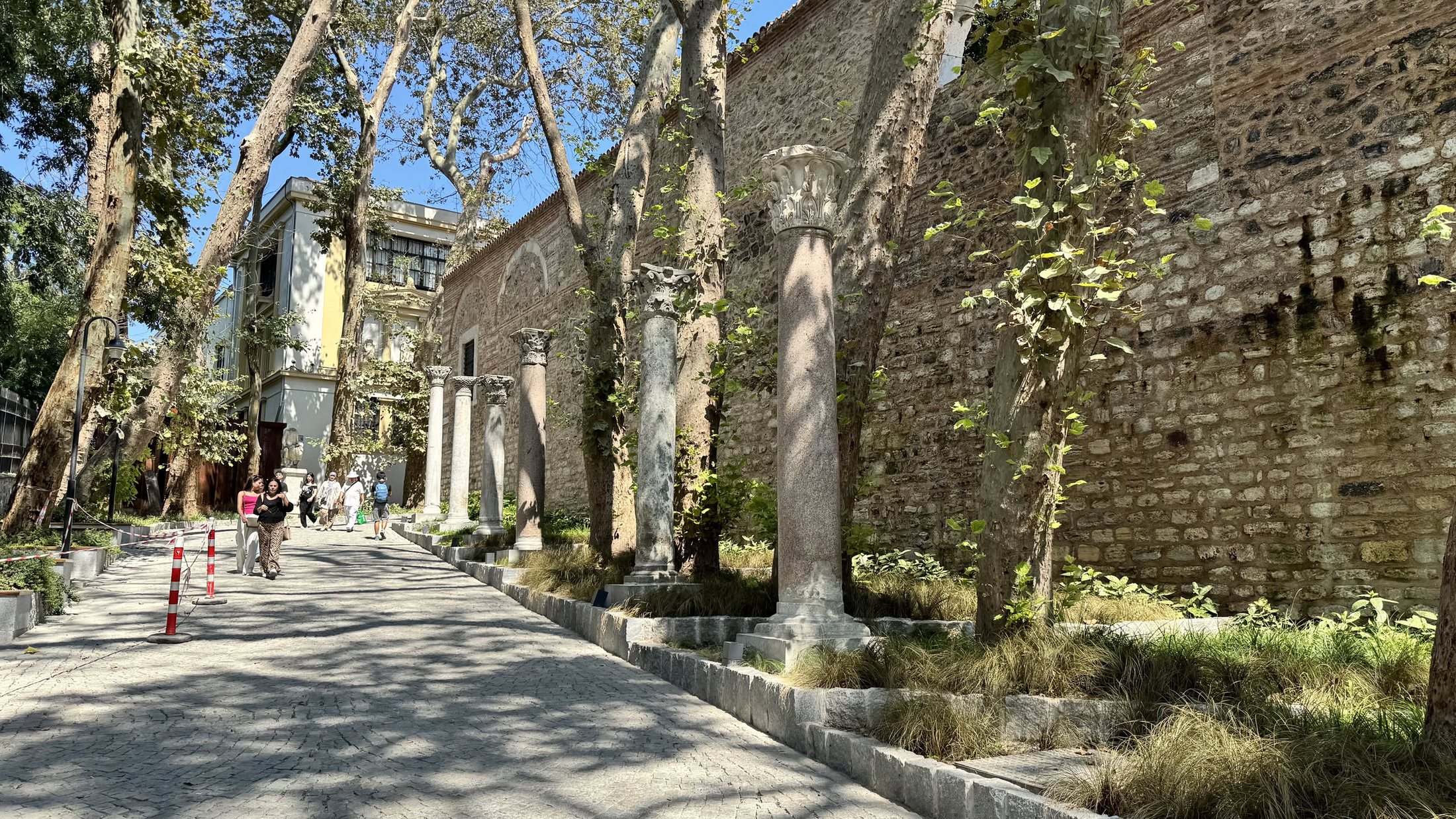 Colonne e capitelli appoggiati al muro del serraglio, come roba in cantina.
