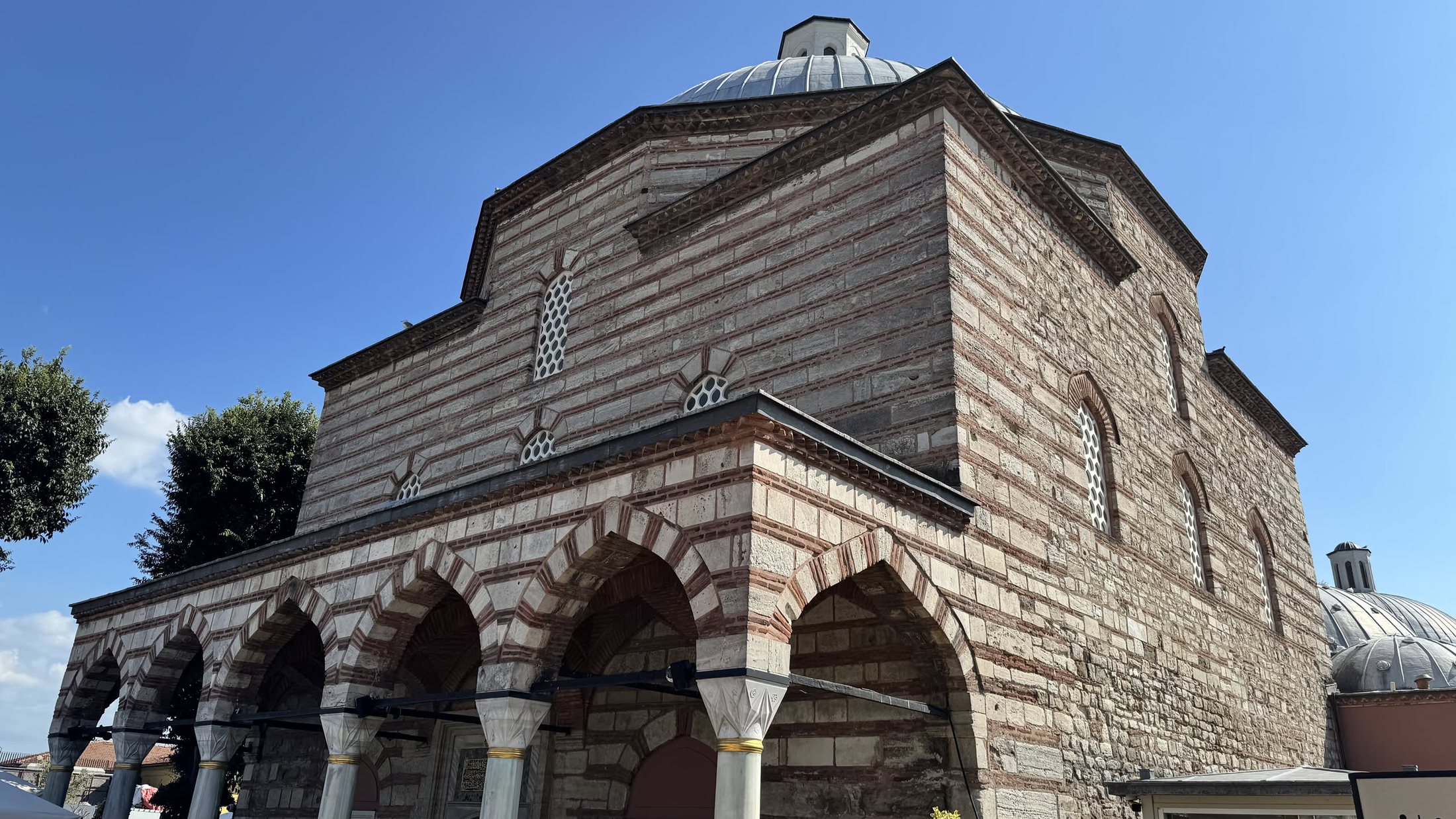 L'hammam di Roxelana fra Santa Sofia e la Moschea Blu, a fasce di pietra e mattone.