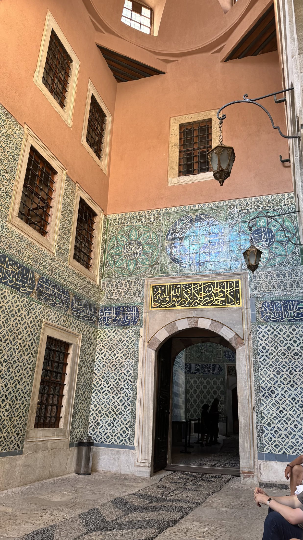 Un cortile dell'Harem, rosa salmone e lanterne appese.