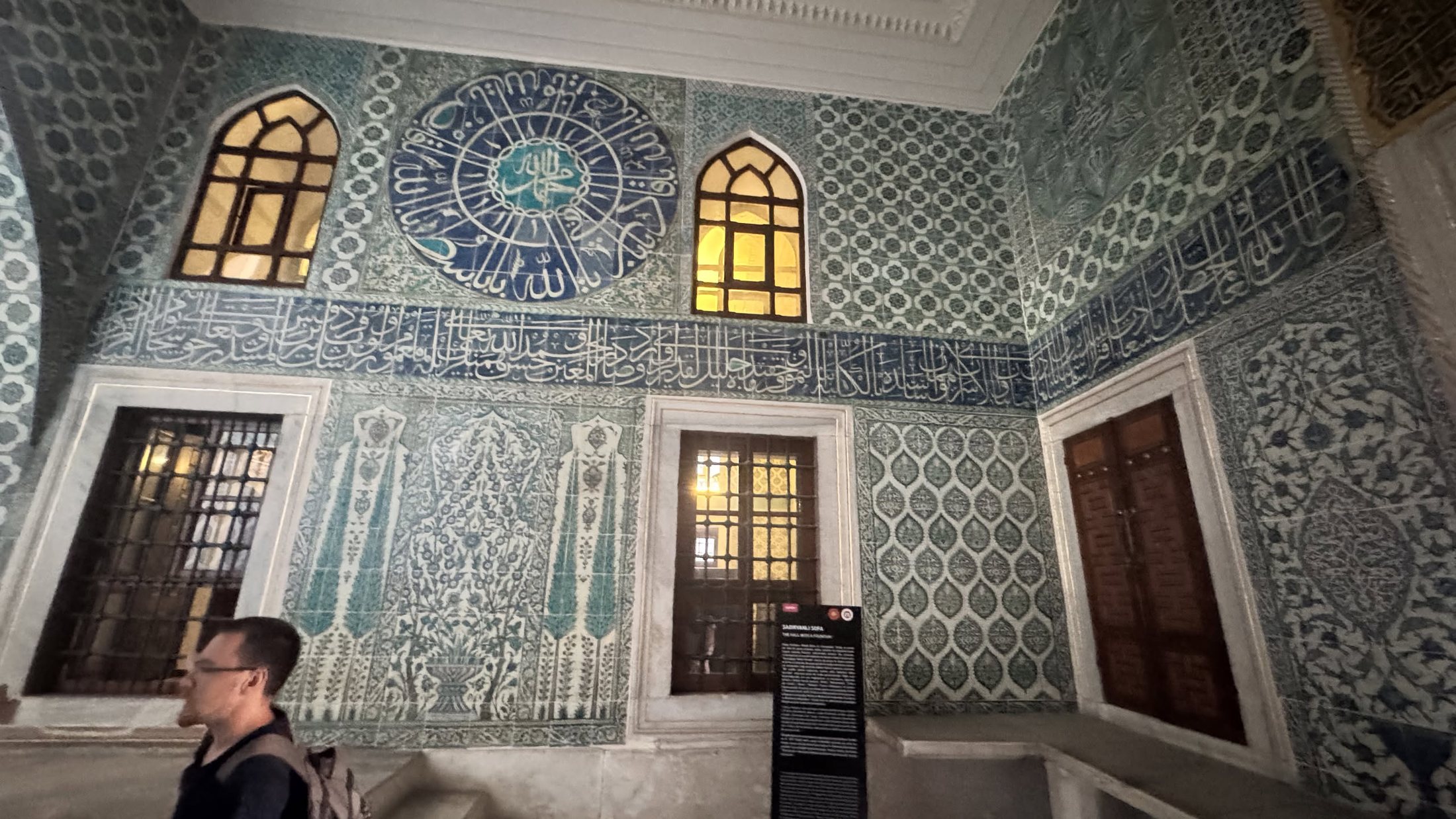 Harem: piastrelle İznik dal pavimento al soffitto, e nemmeno un centimetro lasciato in pace.