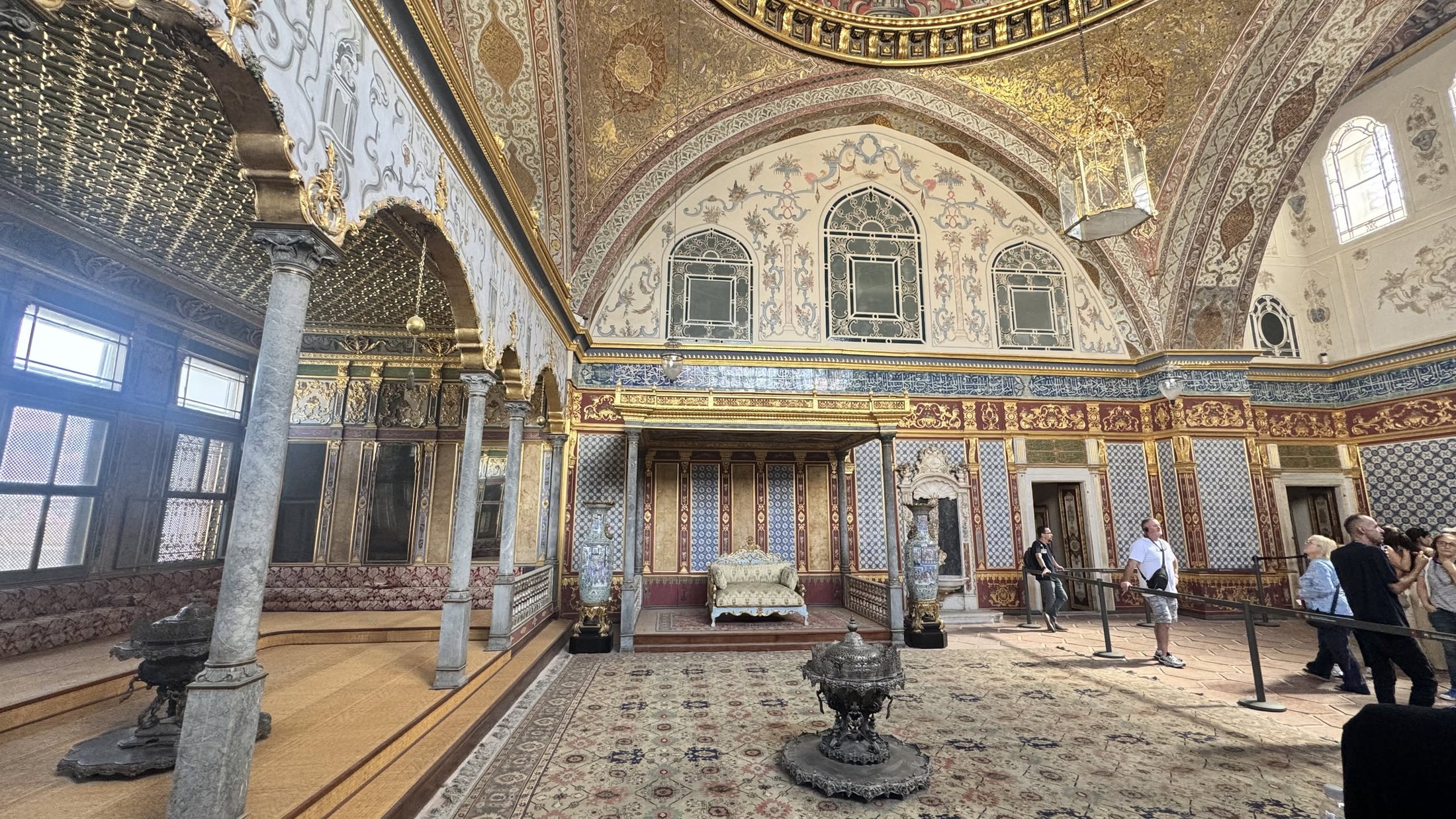 La Sala Imperiale: trono sotto il baldacchino, e la cupola più alta del palazzo.