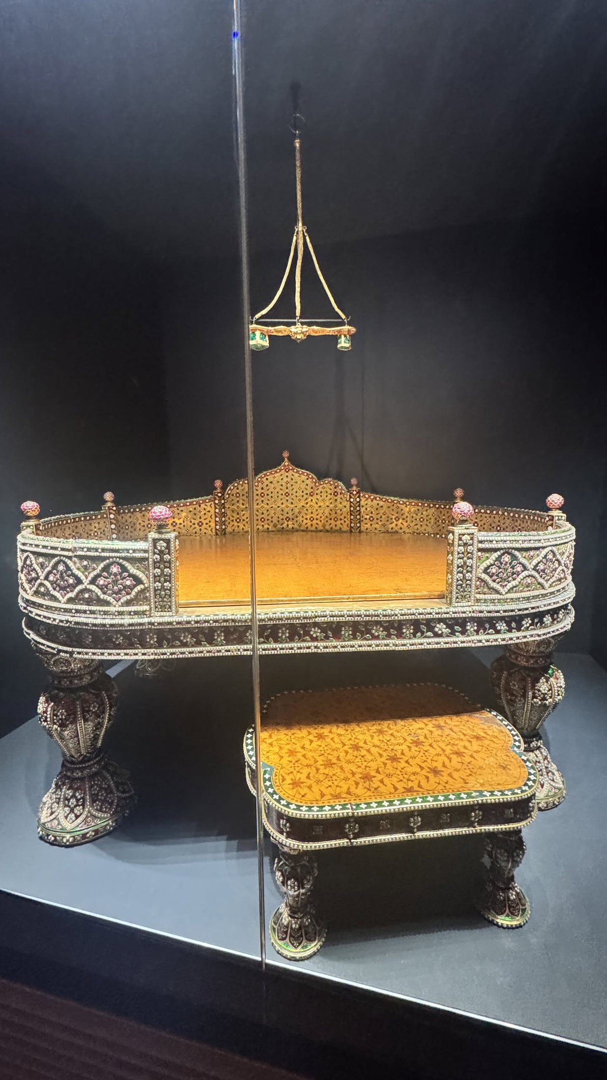 Il trono del Bayram, oro sbalzato su noce. Si portava fuori nei giorni di festa.