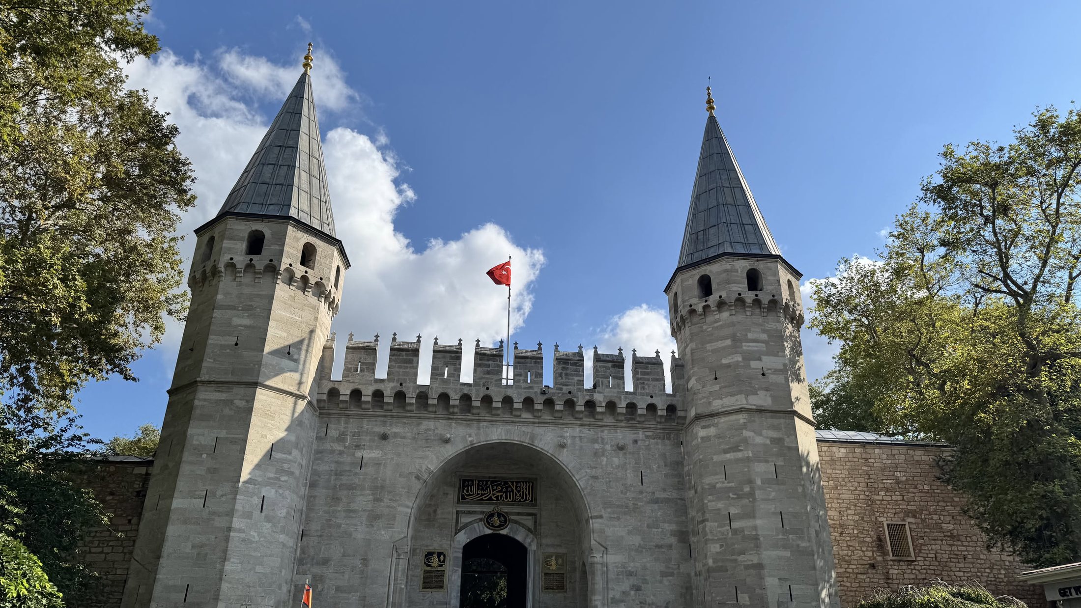 Bab-üs Selam, la Porta del Saluto: da qui in poi solo il sultano poteva restare a cavallo.