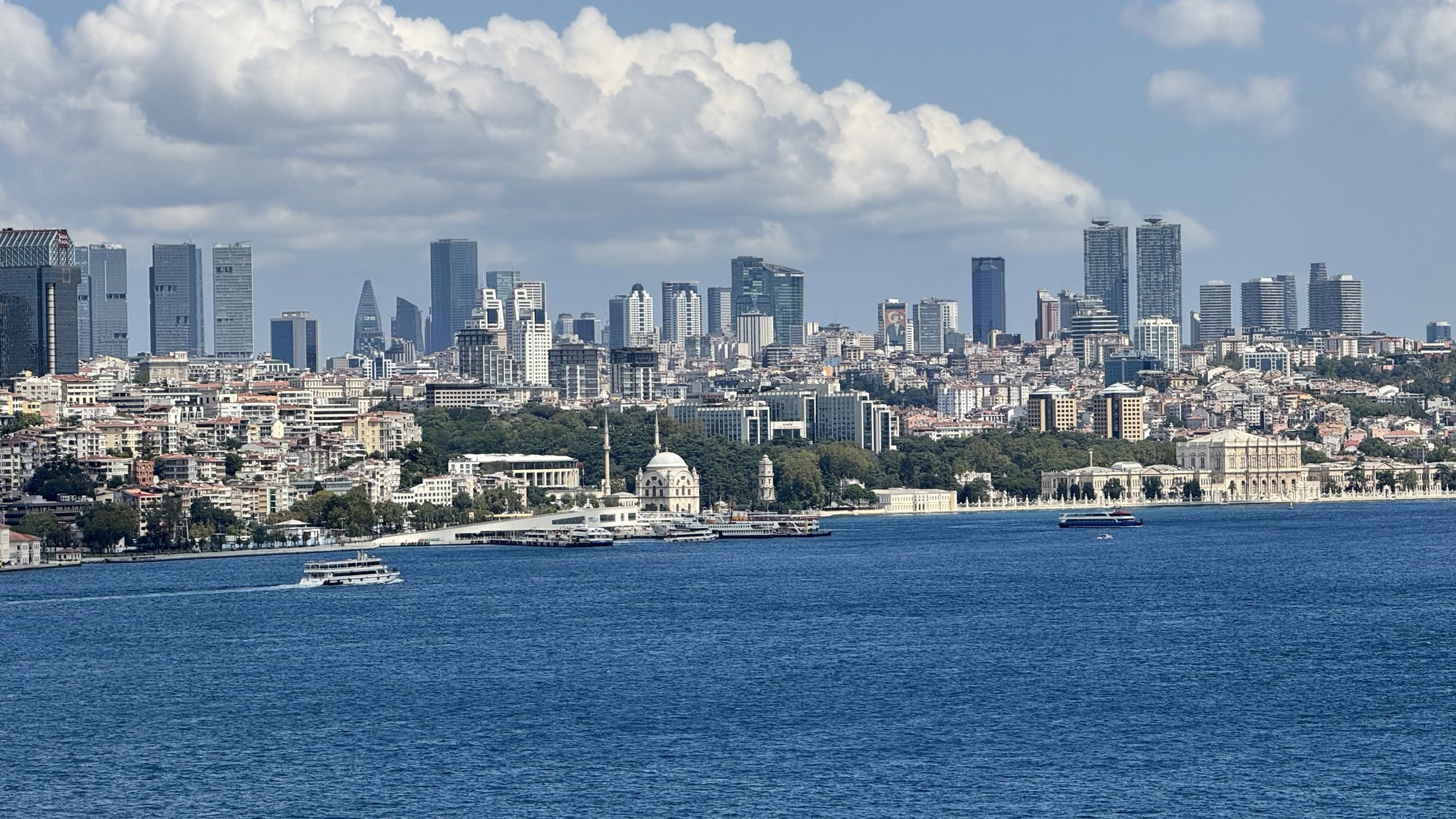Dalla terrazza: il Bosforo, e sul fondo i grattacieli di Levent. Cinque secoli in un'occhiata.