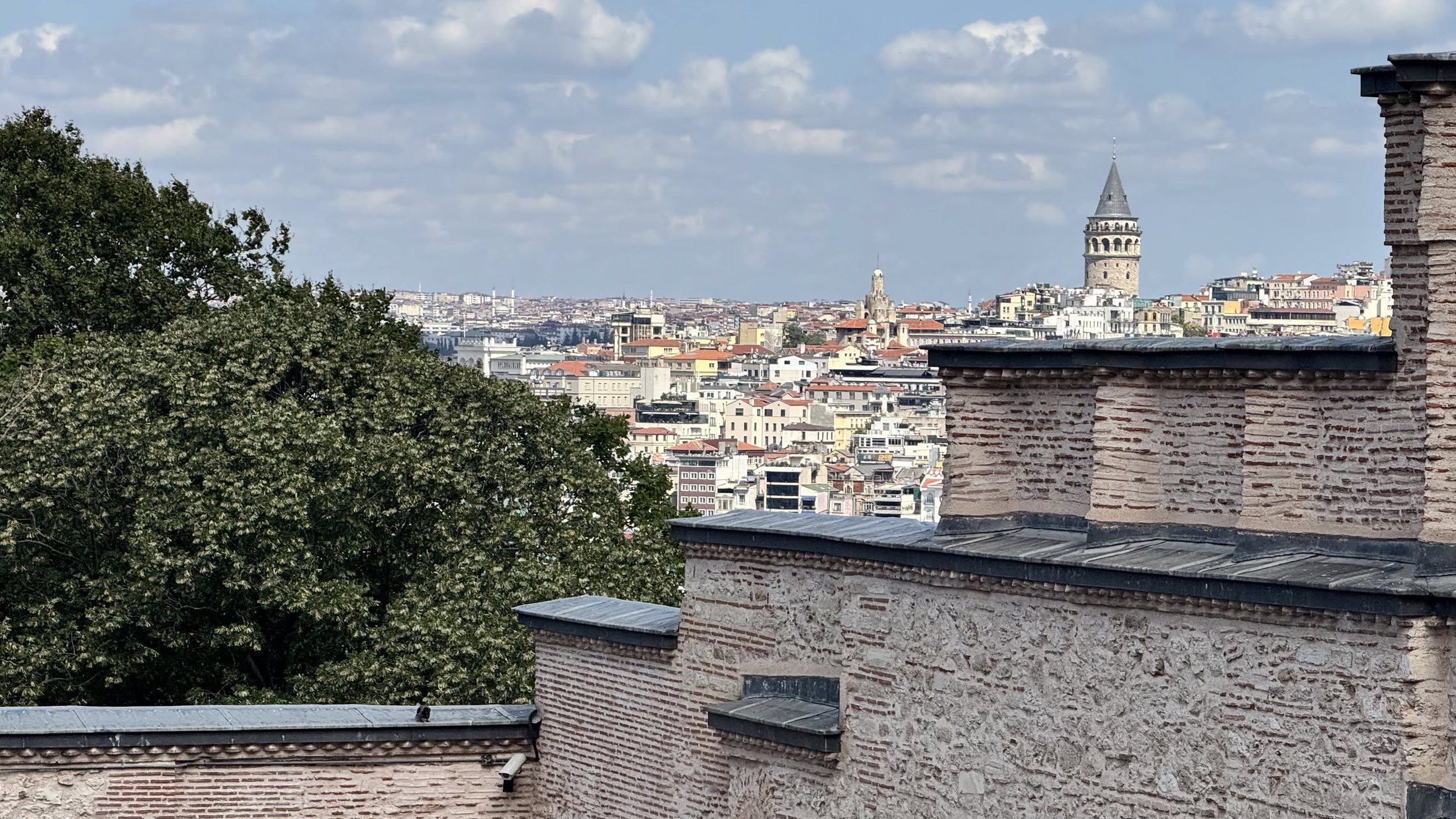 Dai tetti del serraglio spunta la Torre di Galata. Anche i sultani sbirciavano di là.