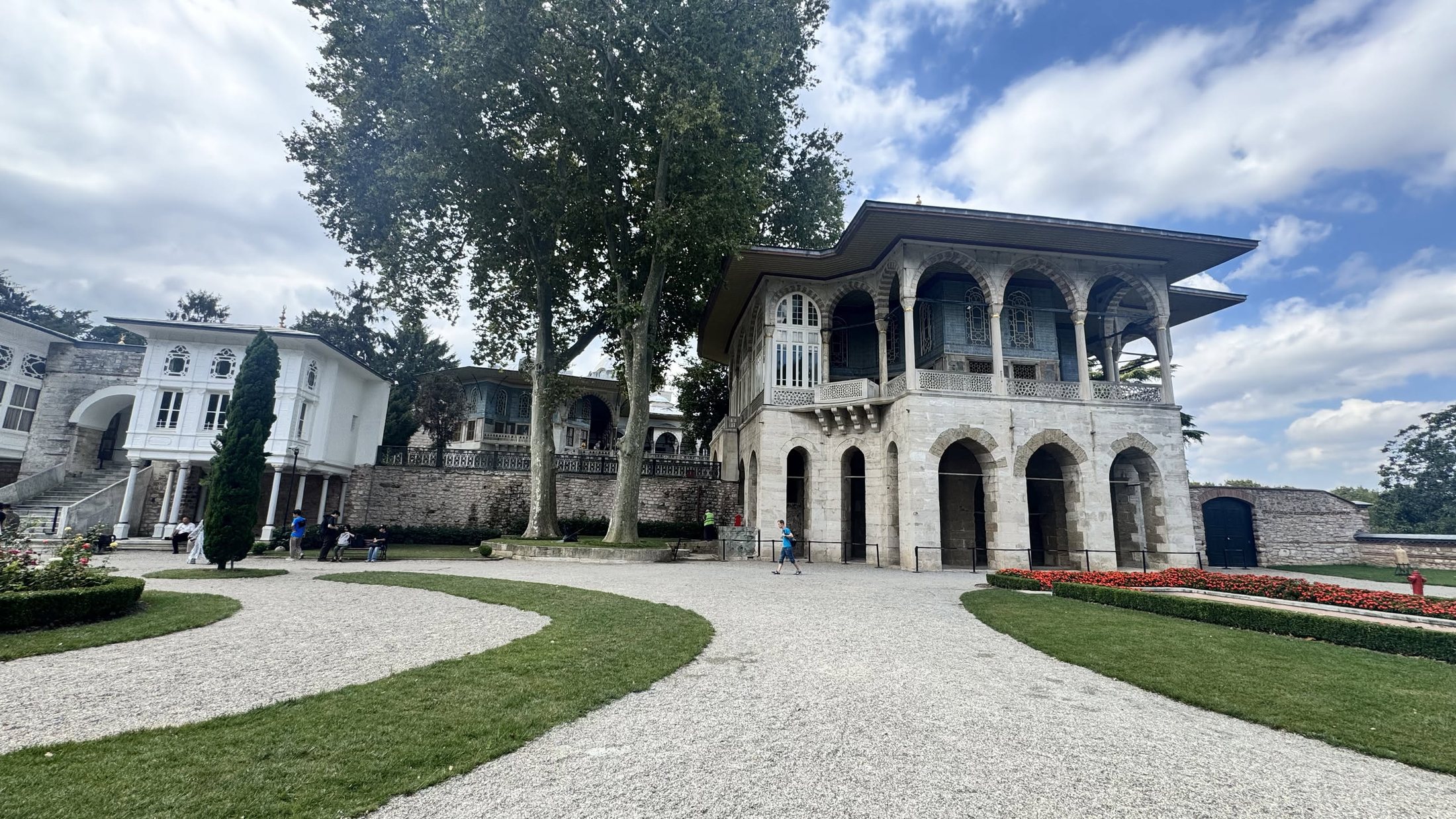 Quarto cortile: qui il palazzo smette di governare e va in villeggiatura.