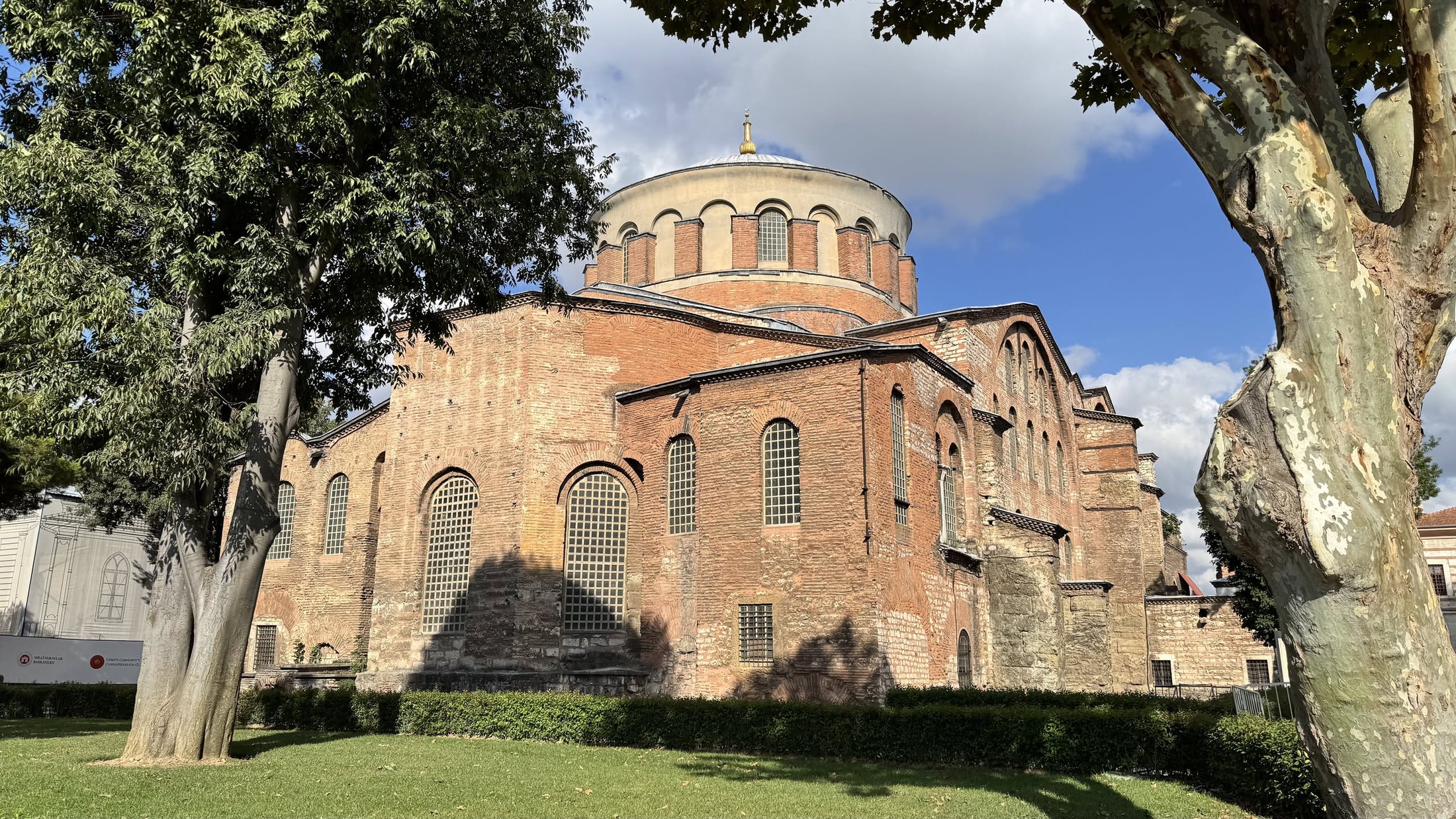 Santa Irene: l'unica grande chiesa bizantina della città mai diventata moschea.
