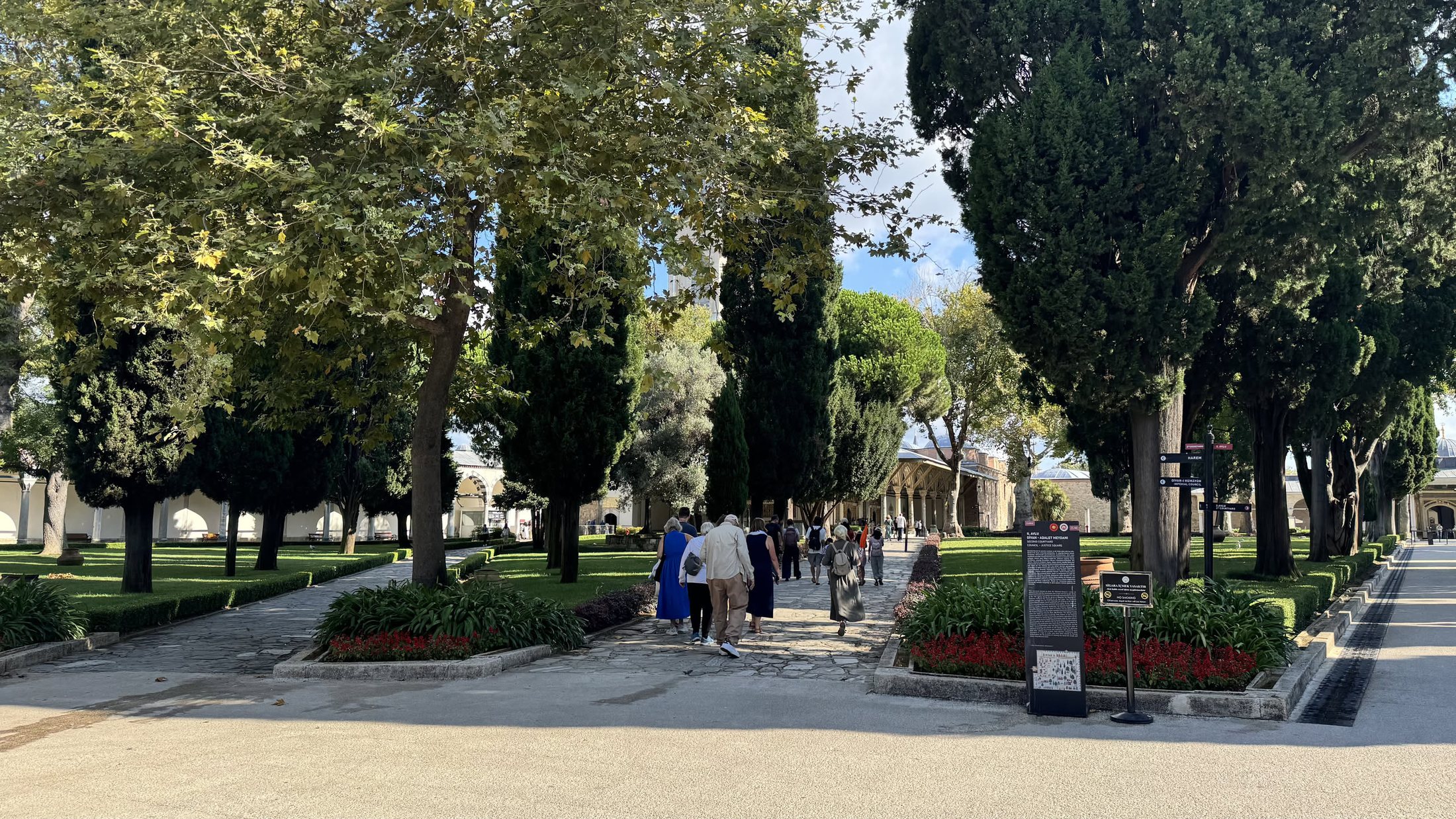 Il secondo cortile, coi cipressi. Qui si governava un impero e non si parlava.