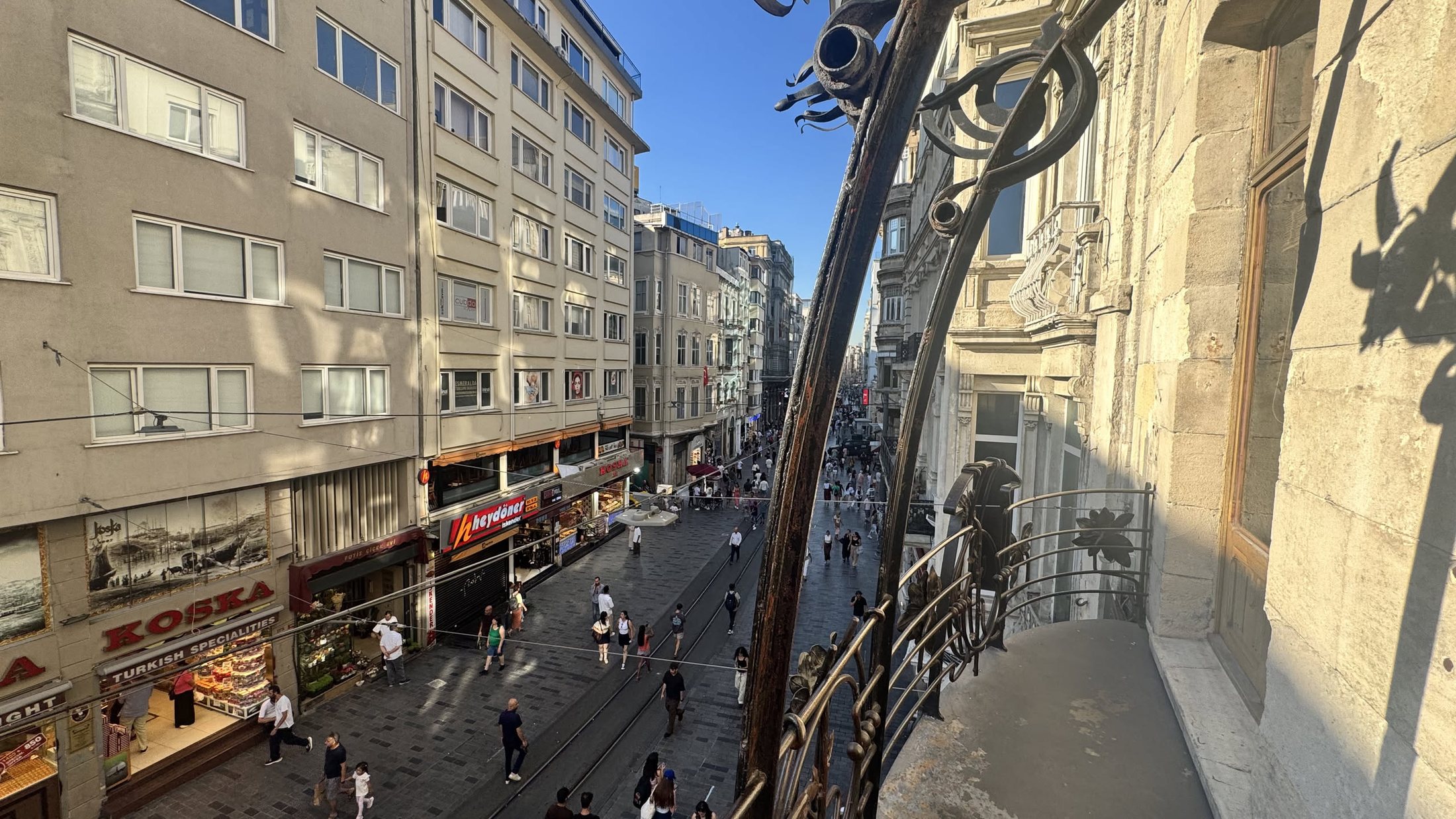 İstiklal dal balcone di Casa Botter, con il tram che passa sotto.