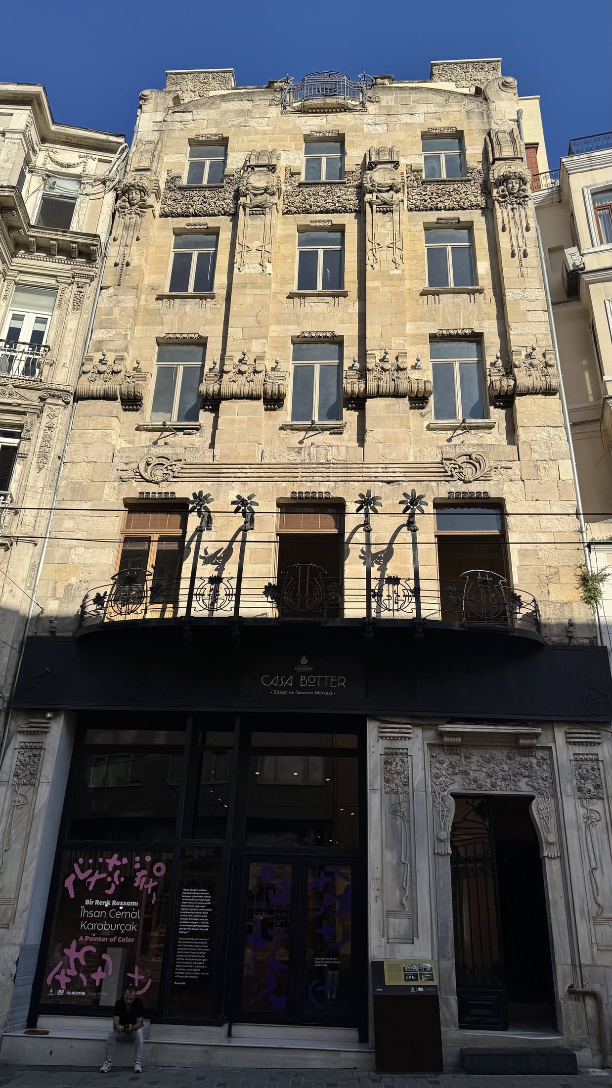Casa Botter, l'art nouveau di D'Aronco su İstiklal. Ferro battuto a forma di fiore.