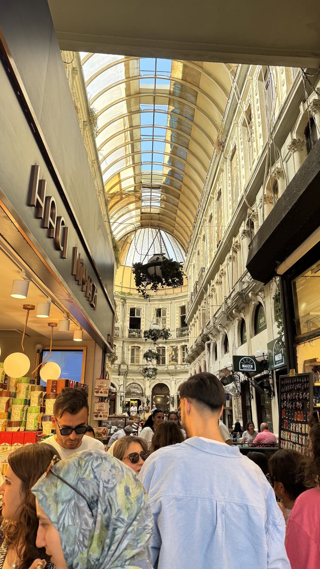 Çiçek Pasajı, il passaggio dei fiori: vetrata, ghisa e tavoli fino a tardi.