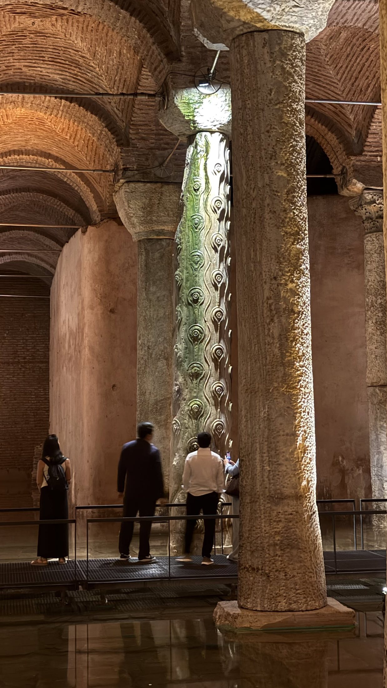 La colonna delle lacrime, tutta occhi di pavone. Bagnata, e nessuno sa bene perché.