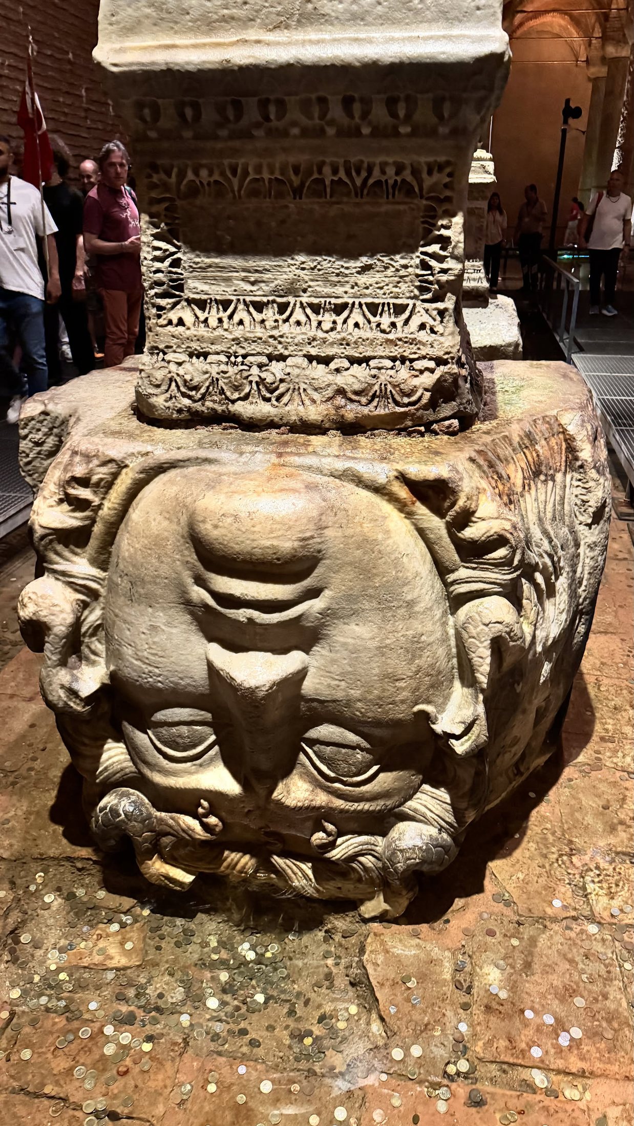 Medusa di lato, riciclata come base. Rispetto quasi zero, riuso quasi totale.