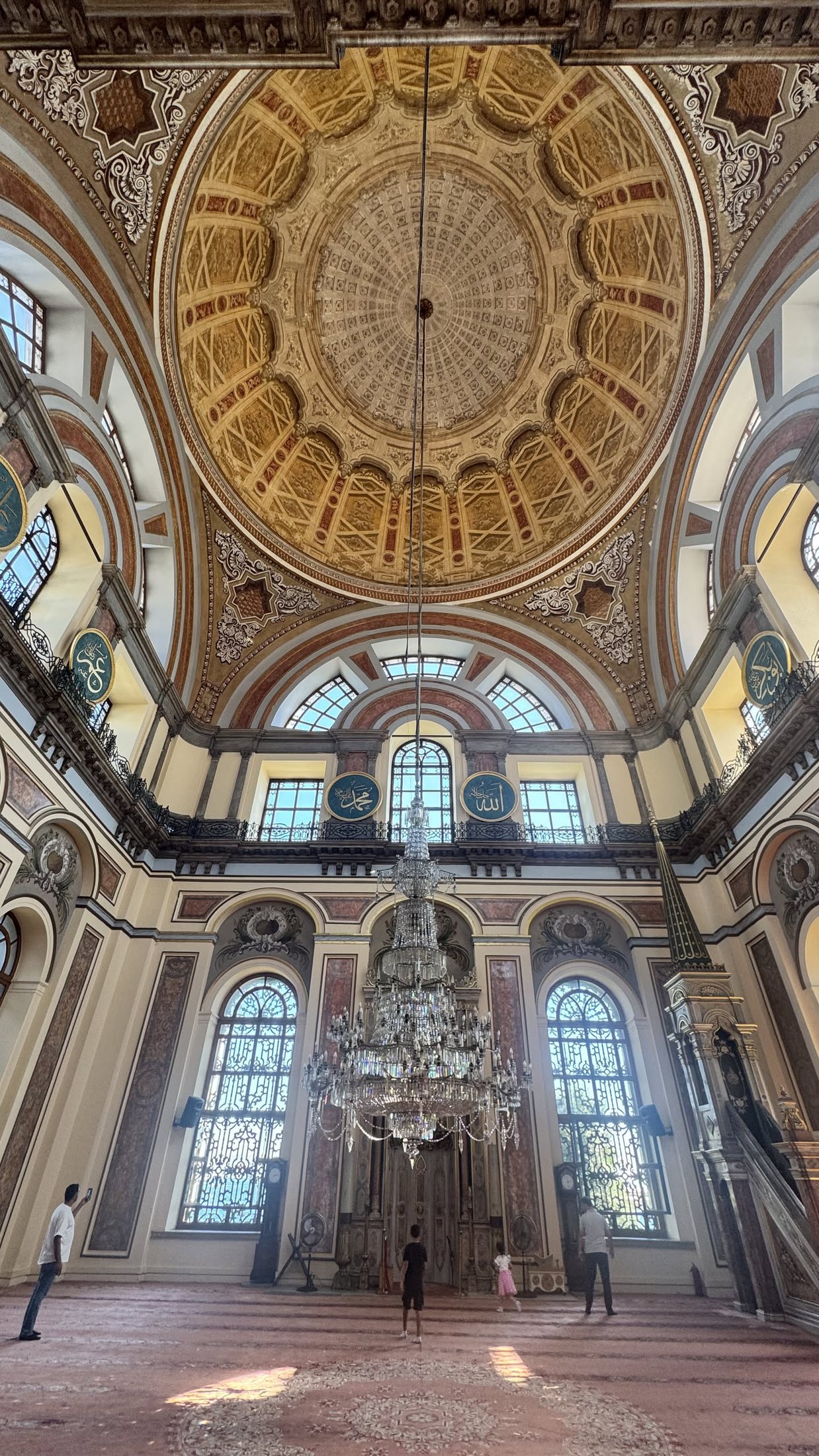 La moschea di Dolmabahçe dentro: un salotto con il mihrab.