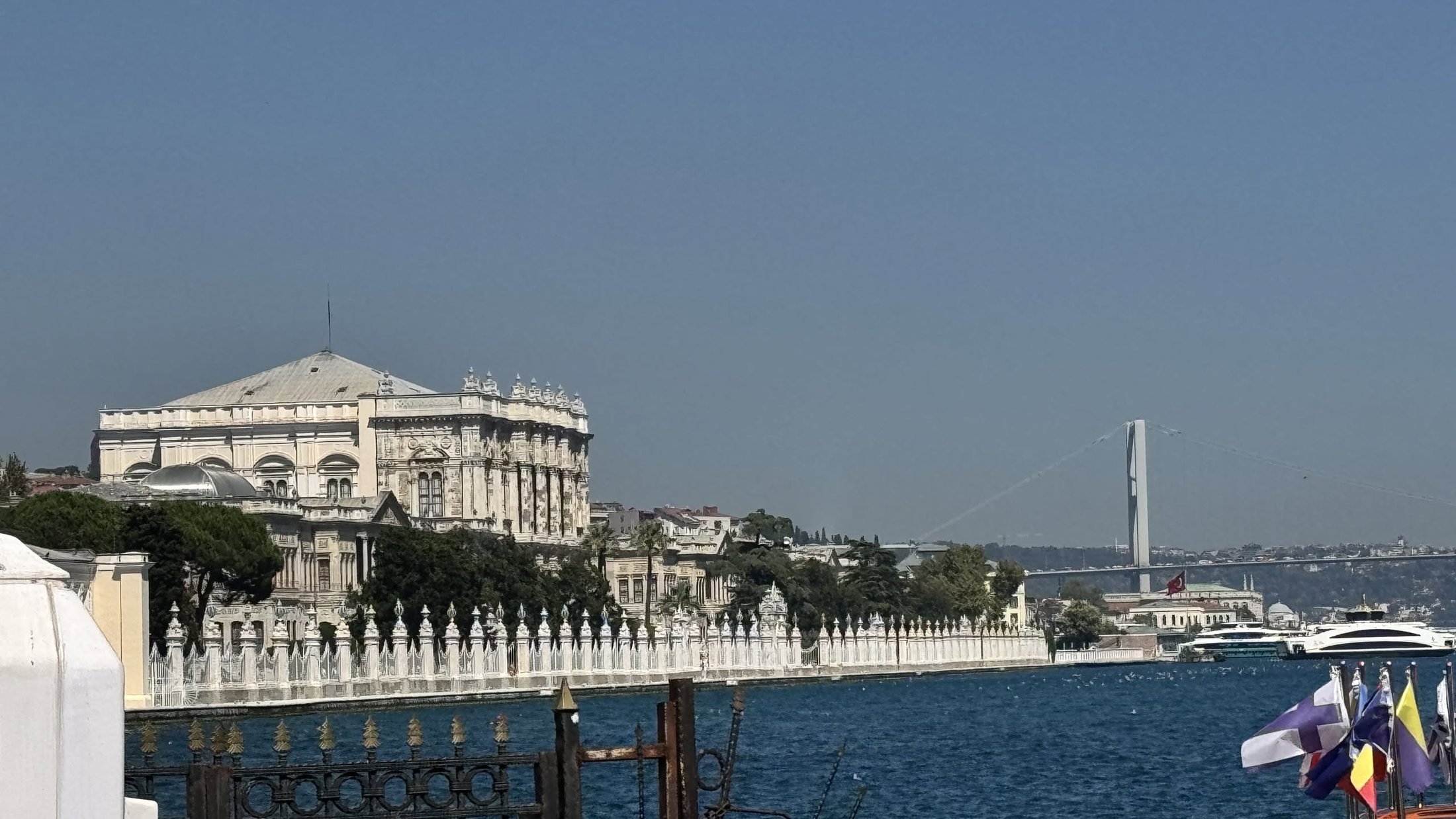 Dolmabahçe dal lungomare, sceso dal T1 a Kabataş.