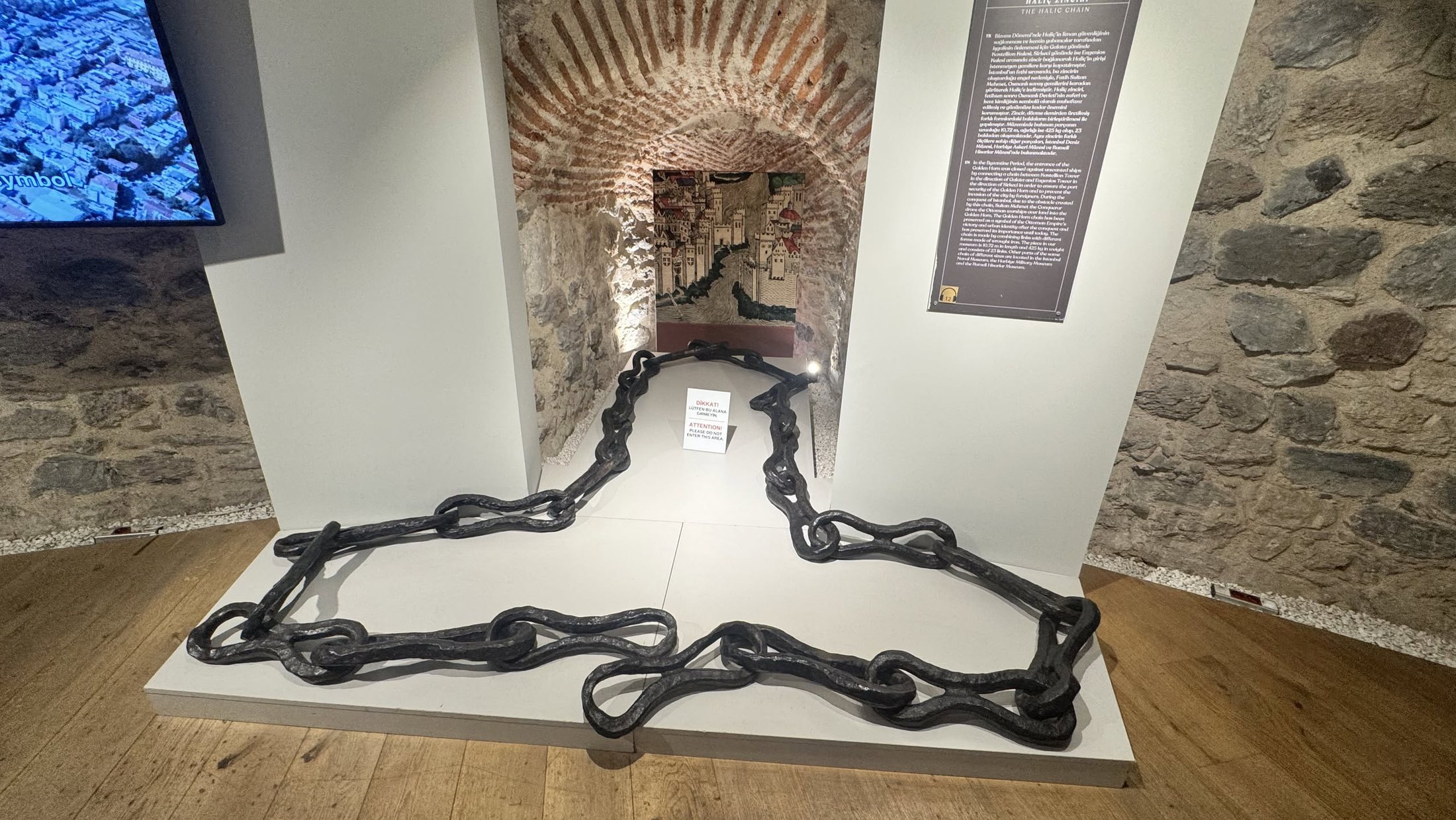 La catena che chiudeva il Corno d'Oro. Mehmet II le passò intorno, via terra.