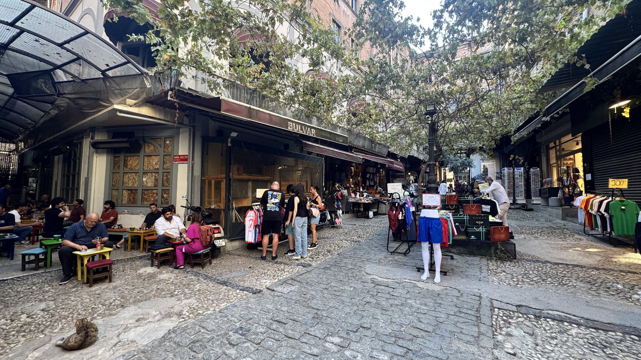 Hazzopulo: cortile, sgabelli bassi, tè. Il tempo qui va a un'altra velocità.