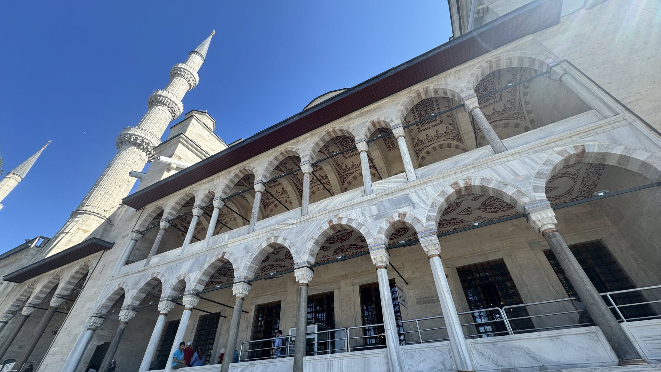 Cortile della Moschea Blu, il colonnato e il cielo di agosto.