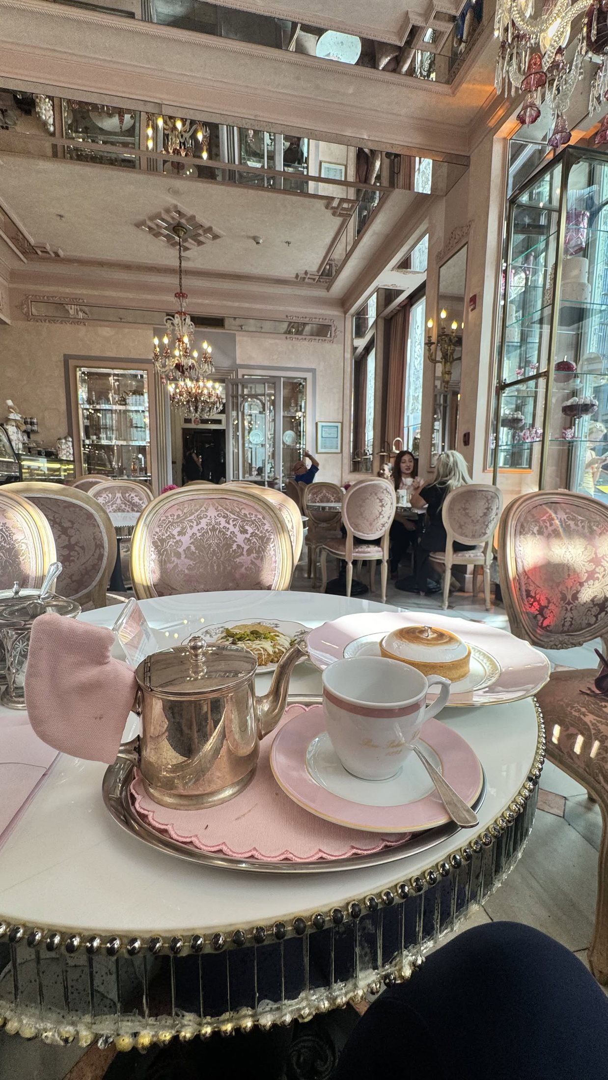 Tè alla Kubbeli del Pera Palace, in rosa confetto dal 1892.