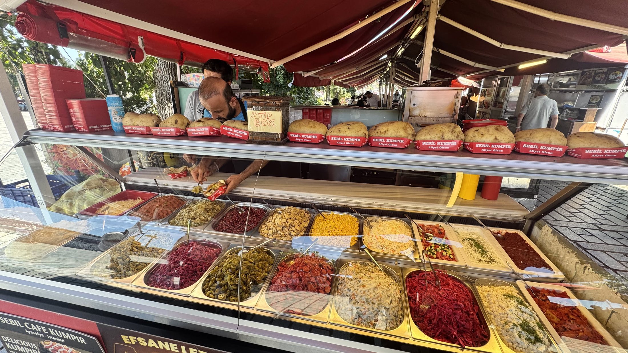 Pranzo tecnico in lokanta: si indica, e arriva.
