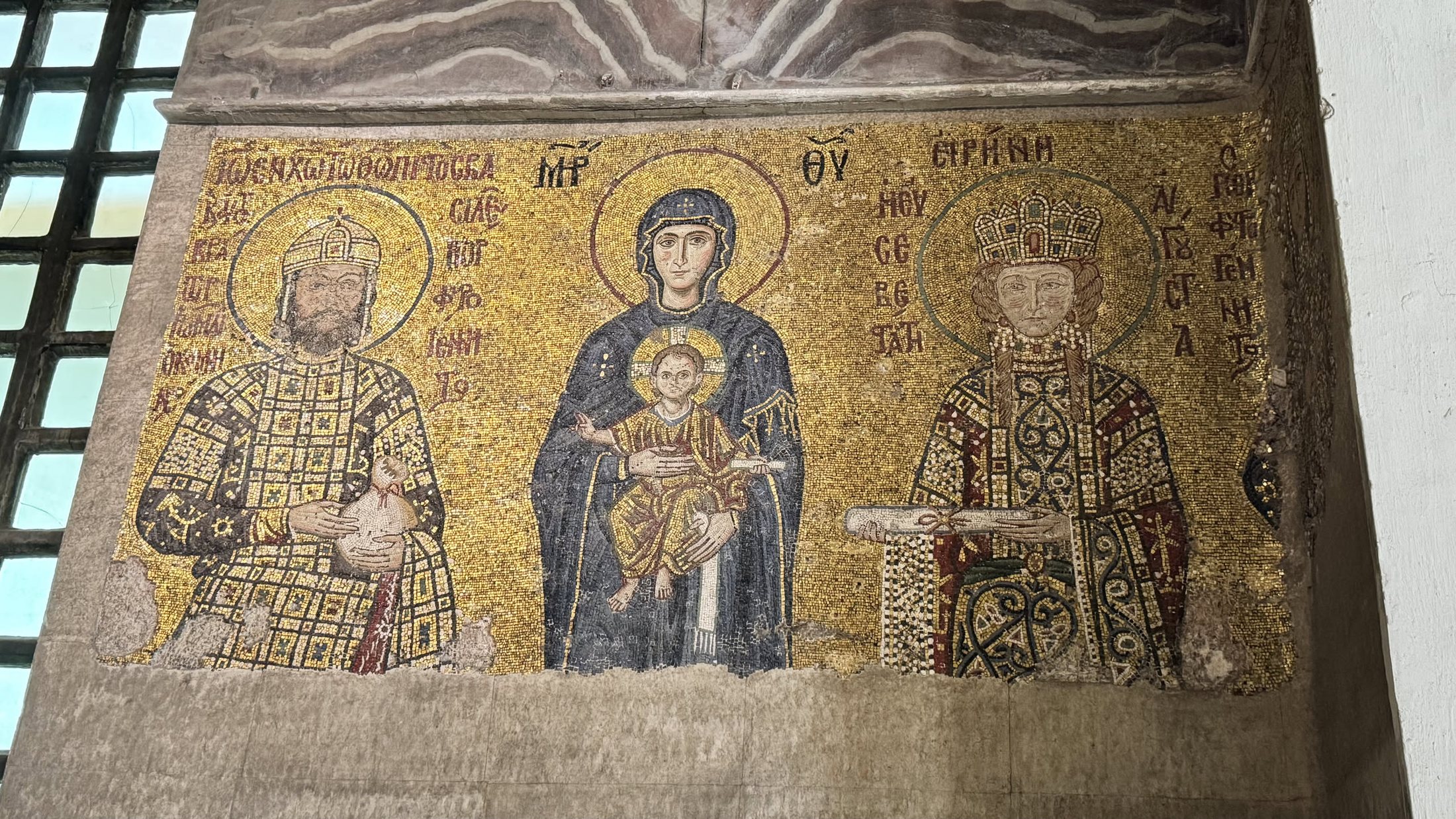Giovanni II, la Vergine e l'imperatrice Irene: mosaico-ricevuta di una donazione.