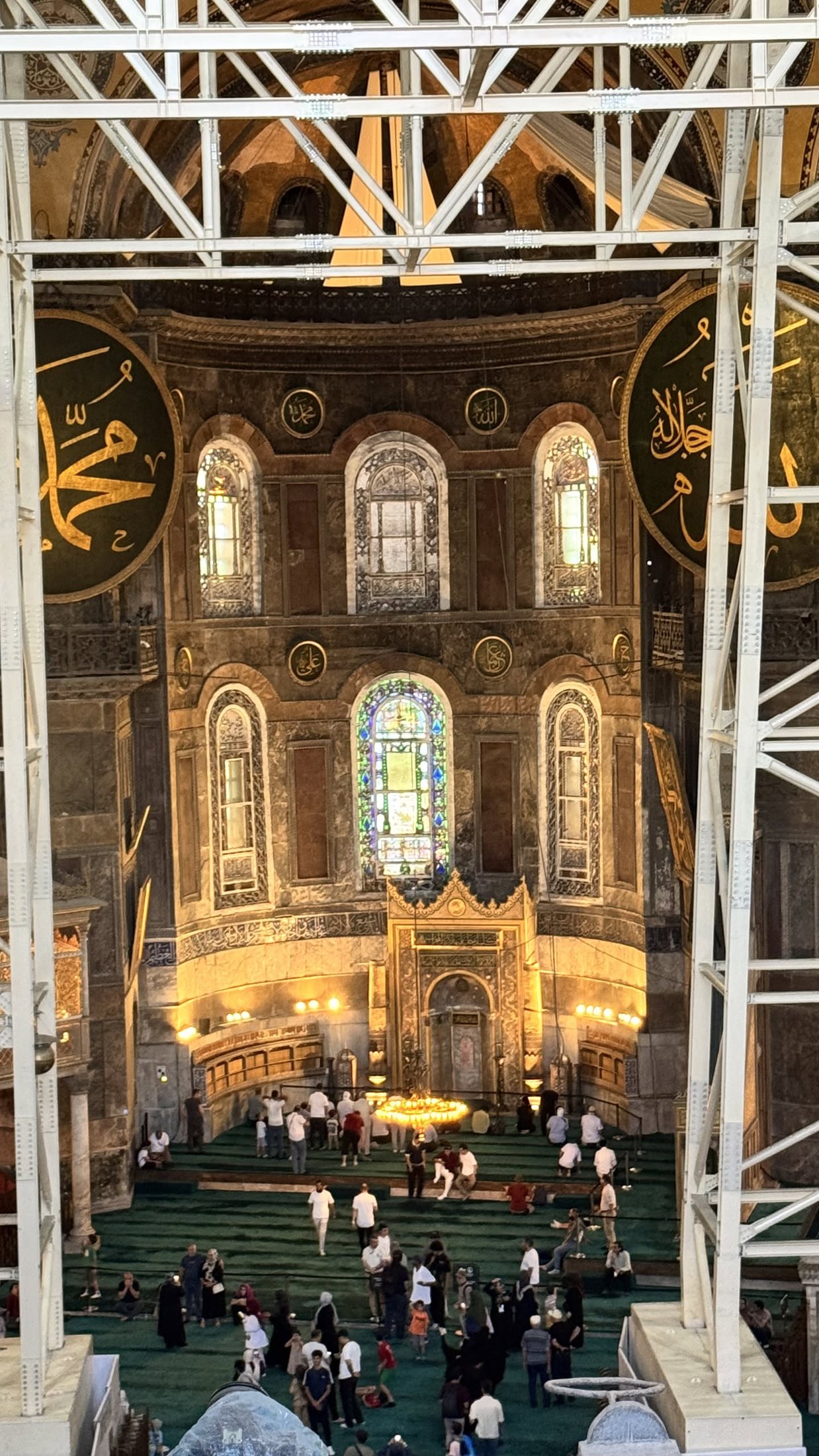 Santa Sofia dalla galleria, ponteggi compresi. Il restauro fa parte del panorama.