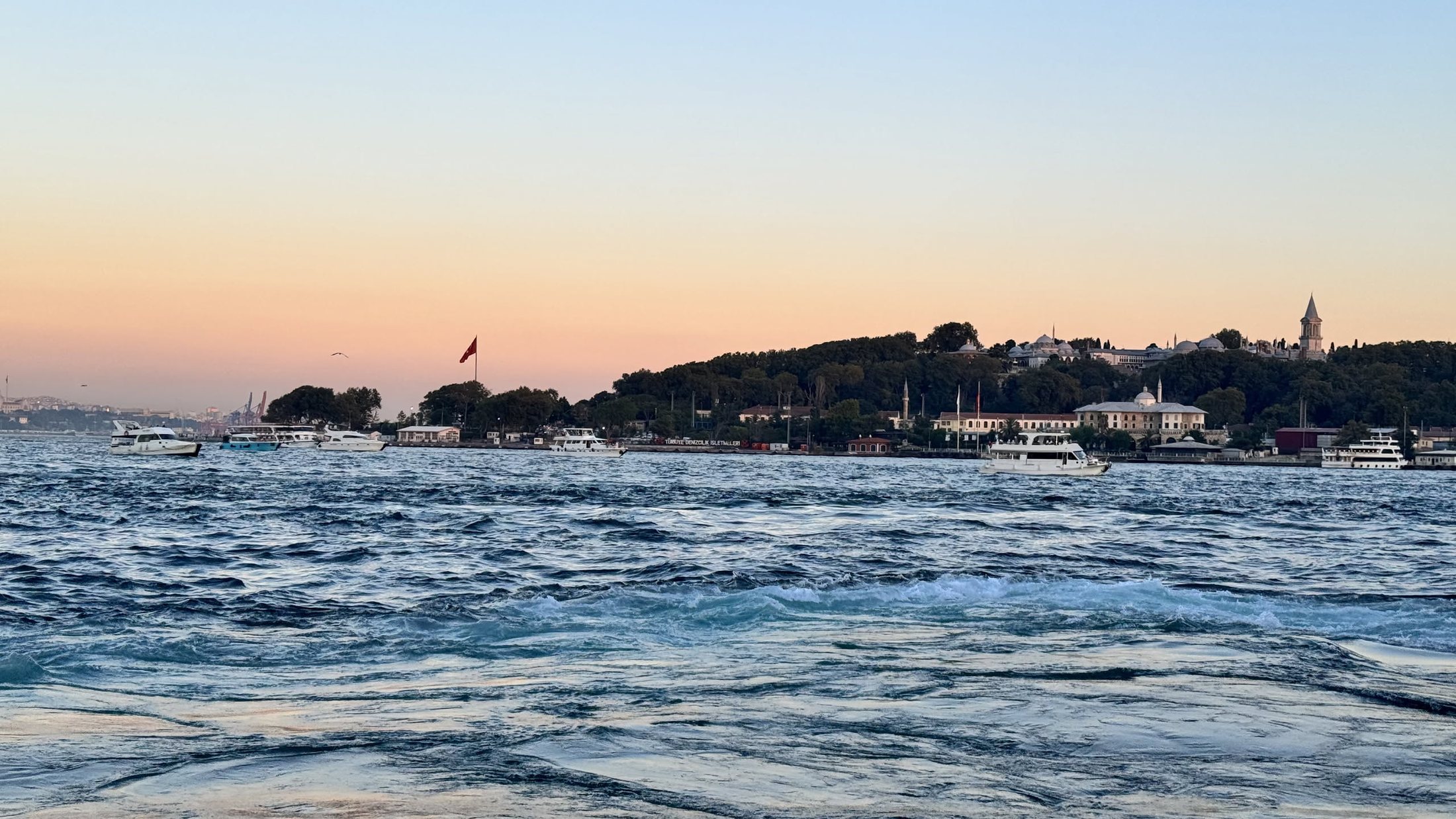 Sarayburnu controluce: il Topkapı da cui ieri guardavamo dall'altra parte.