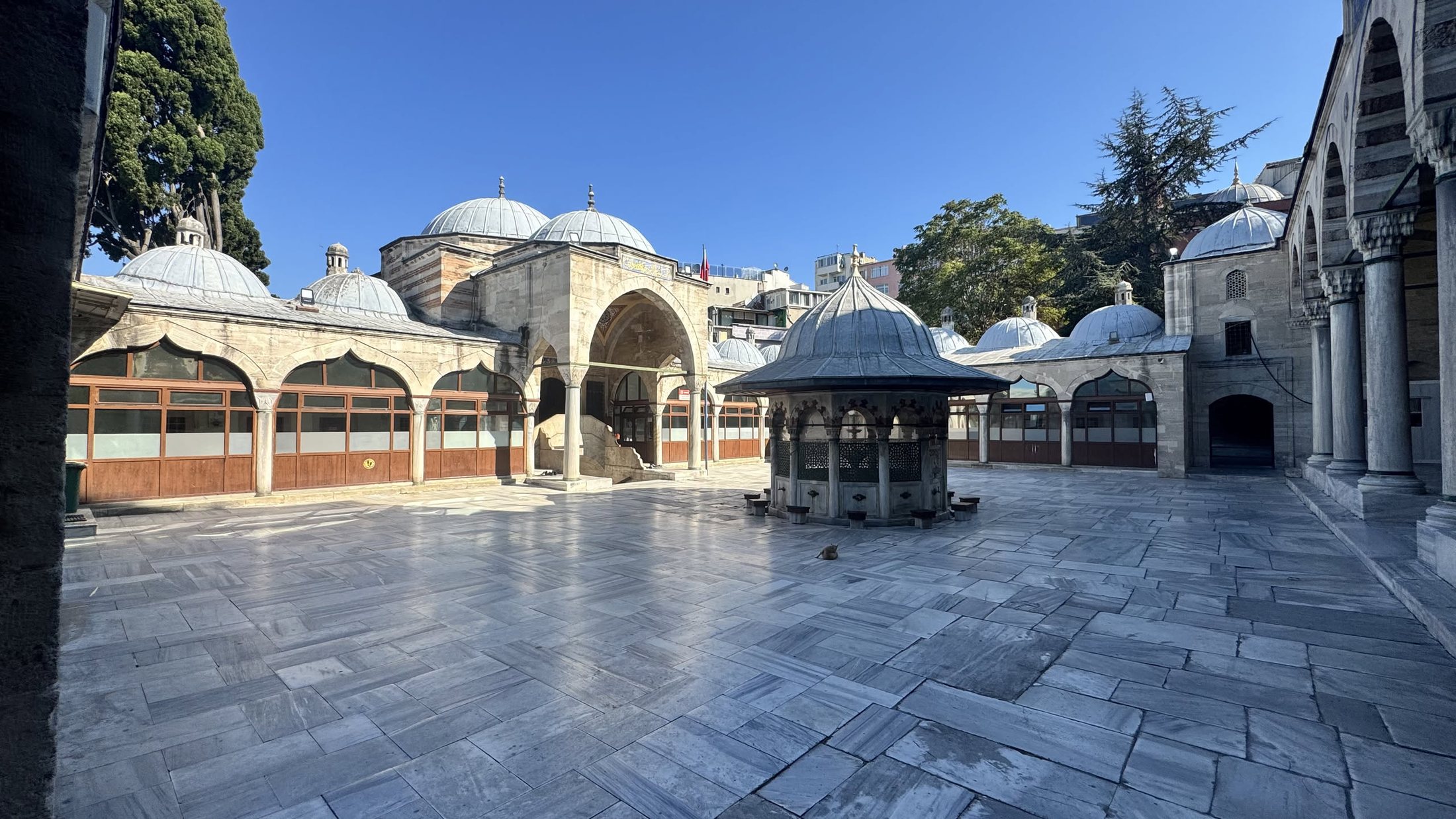 Il cortile di Sokollu Mehmet Paşa alle nove e mezza: nessuno, tranne noi.
