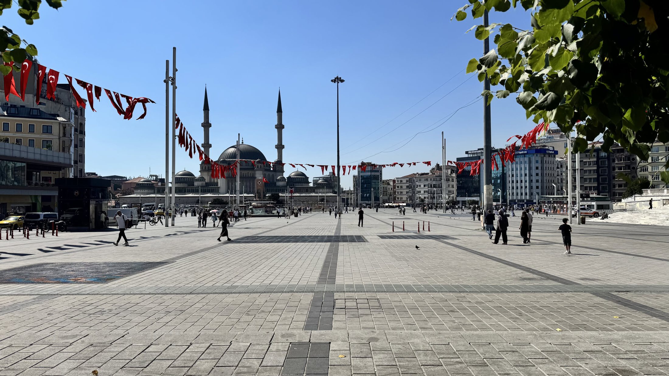 Piazza Taksim alle tre del pomeriggio. Grande, ventosa e vuota.