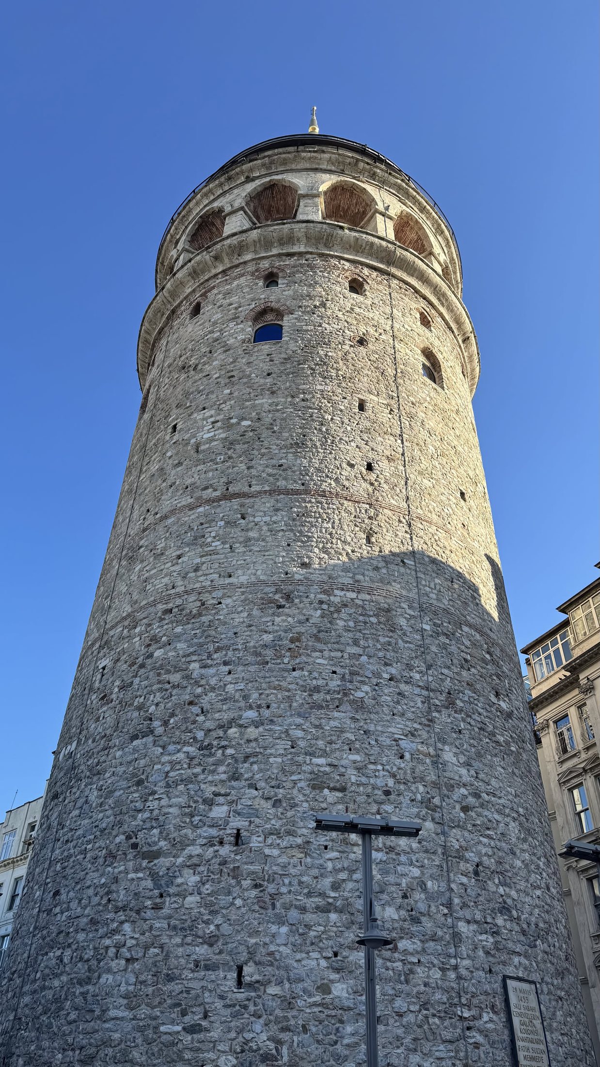 La Torre di Galata dal basso: sessantasette metri e una coda che li vale.
