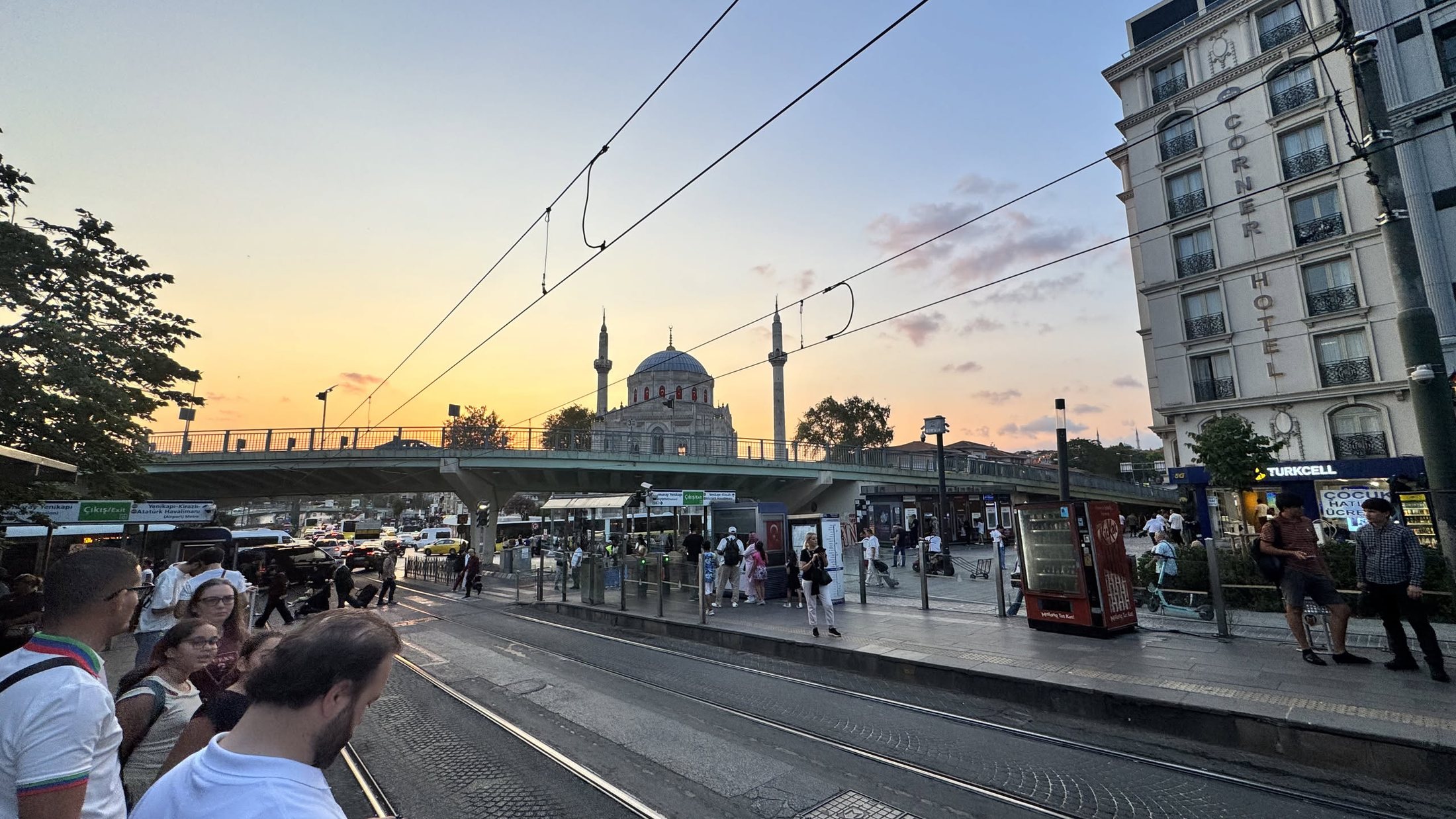 Il tram ad Aksaray. Niente Bosforo: solo la città che stacca.