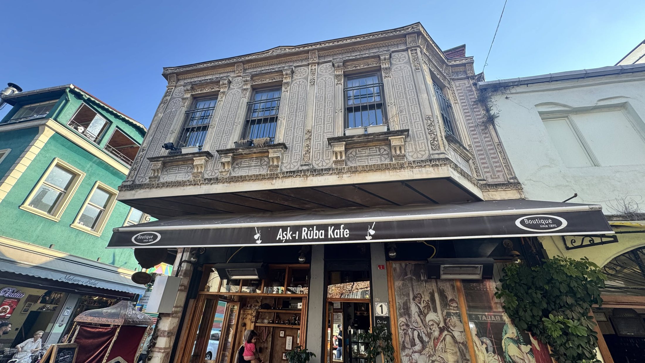 Le case di Balat: viola, verde acqua, senape, e i panni stesi sopra.