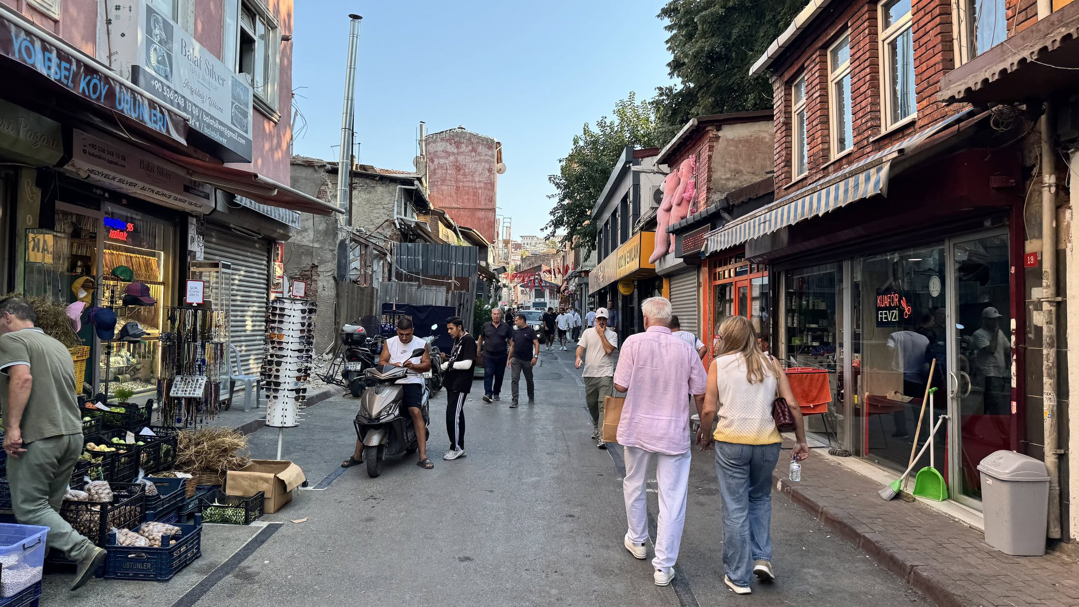Balat, la via del mercato. Cassette di frutta, zero magneti.