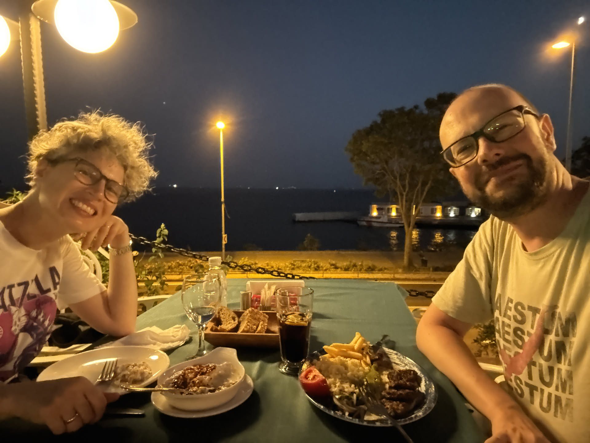 Cena da Ruvia, con il mare davanti e le gambe finite.