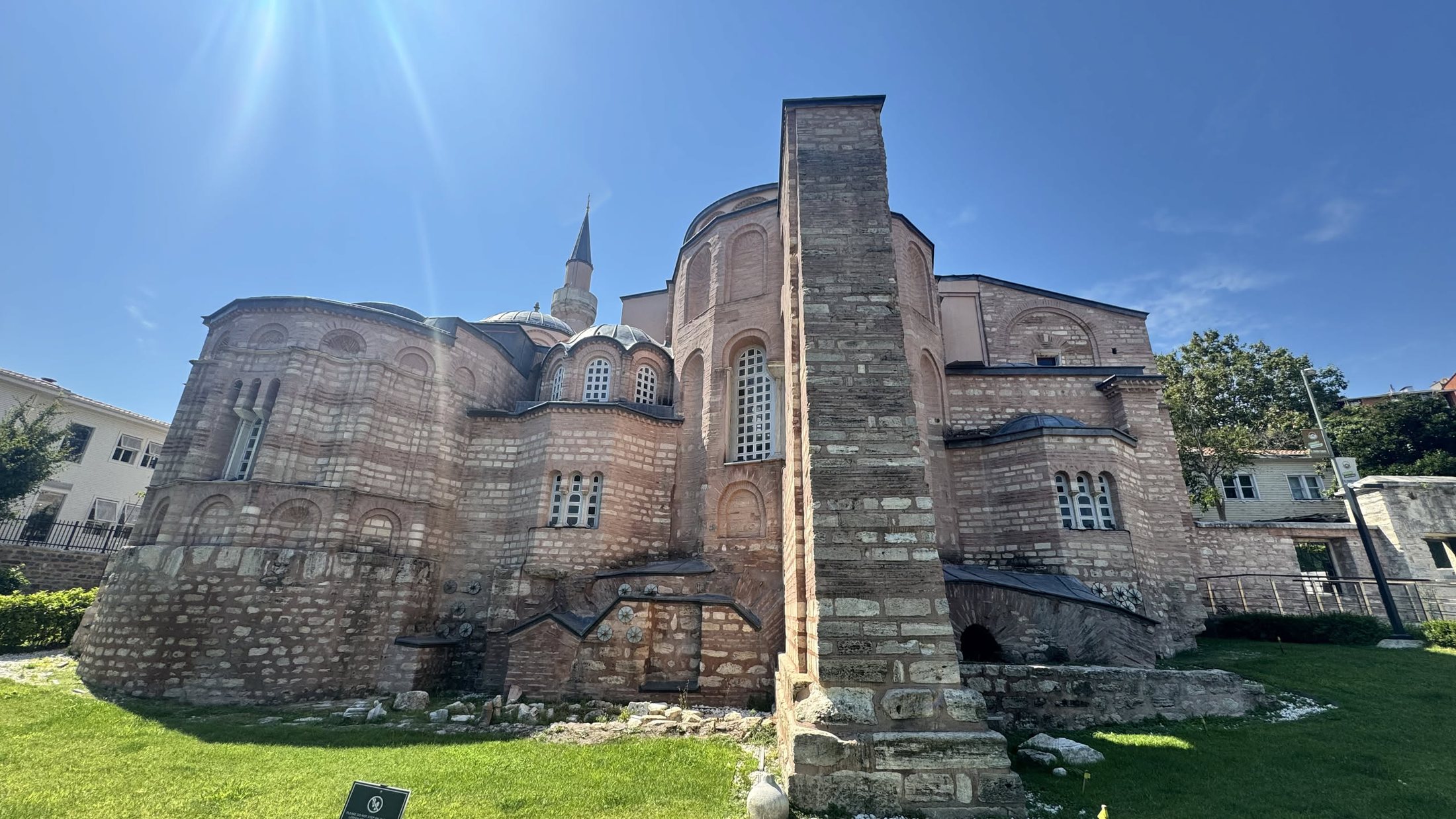 Le absidi di Kariye, controluce. Dietro questi mattoni c'è il 1320.
