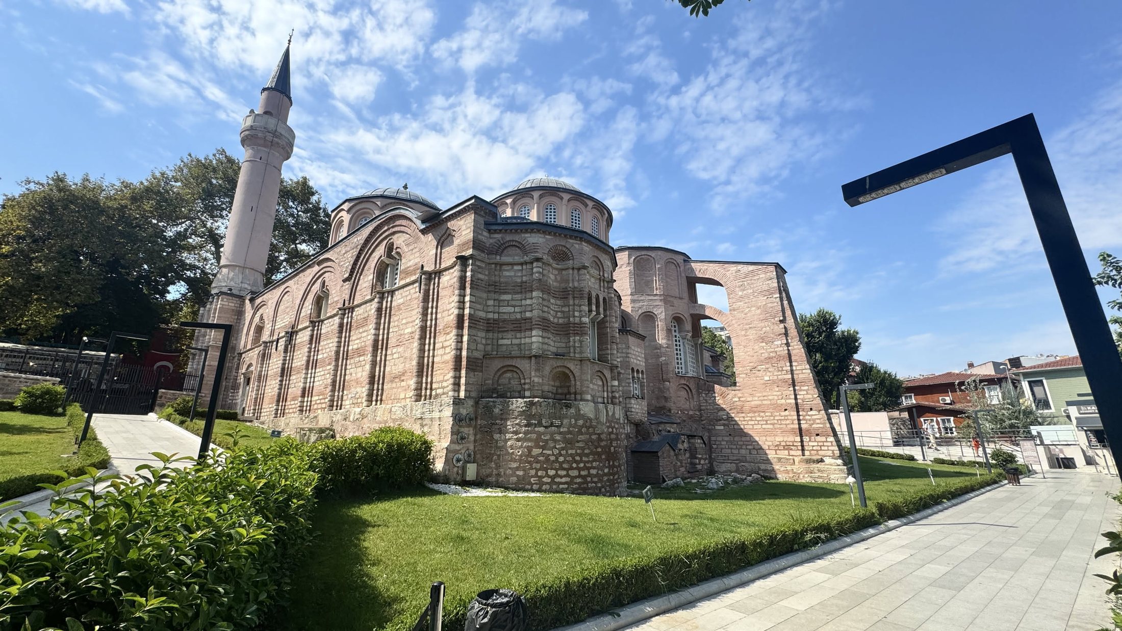 San Salvatore in Chora da fuori: mattoni rosa e un prato. Non sembra niente.