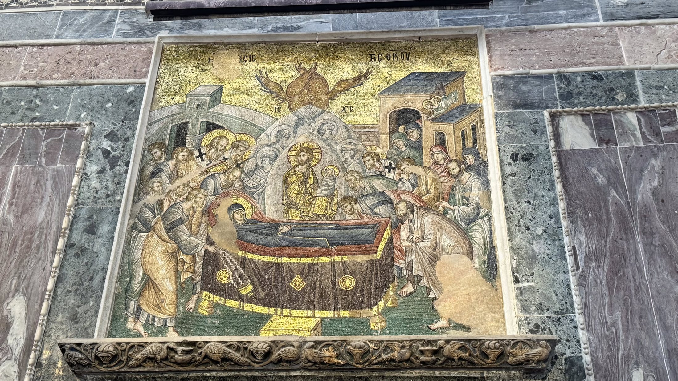 Koimesis: Cristo tiene in braccio l'anima di sua madre, fasciata come una neonata.