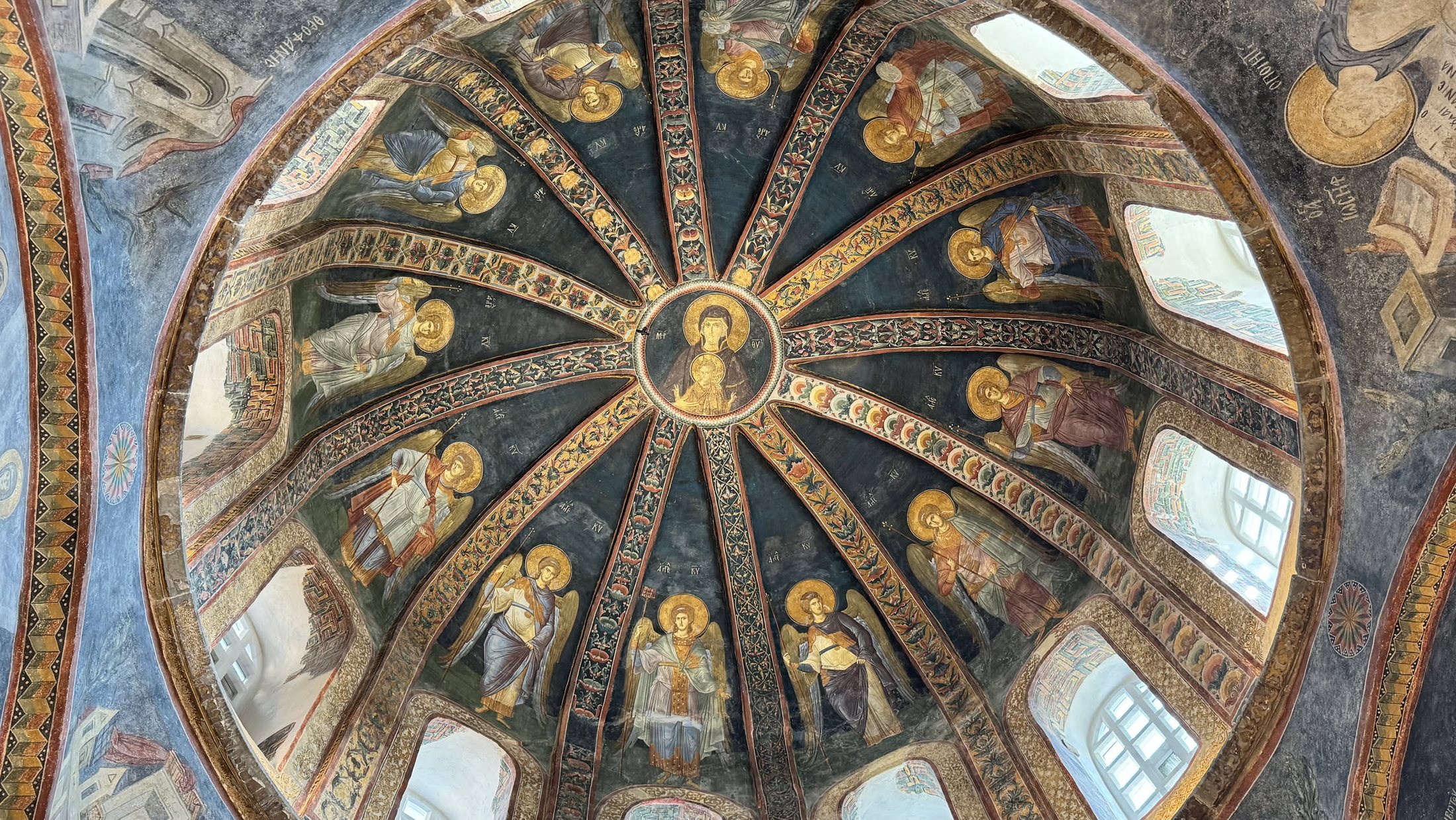 Nel parekklesion: la Vergine e dodici angeli a raggiera, tutto ad affresco.