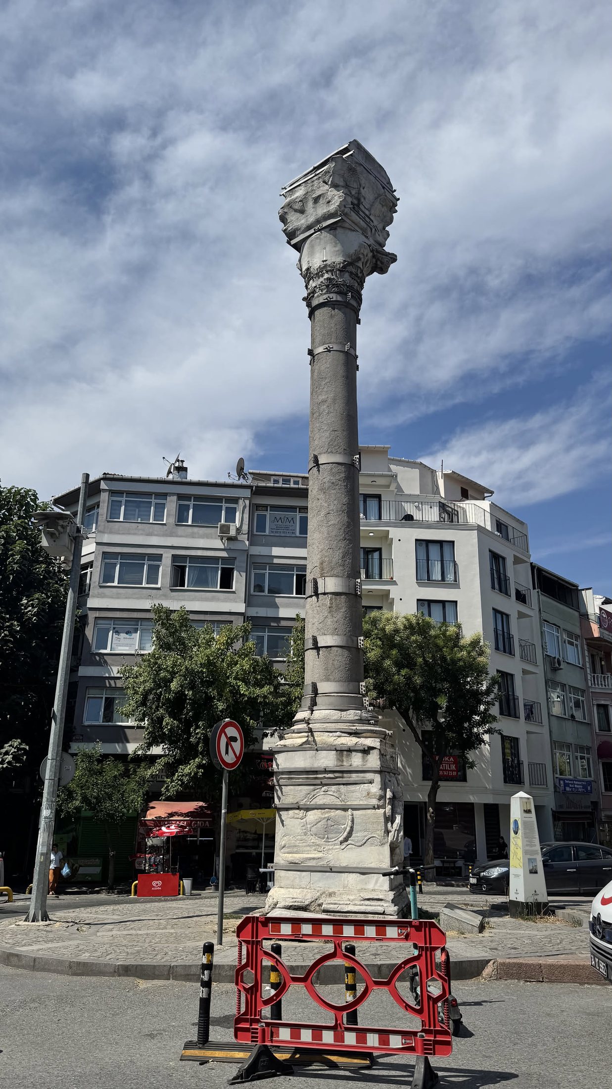 Kıztaşı, la Colonna di Marciano: 455 d.C., e uno stallo per la moto.