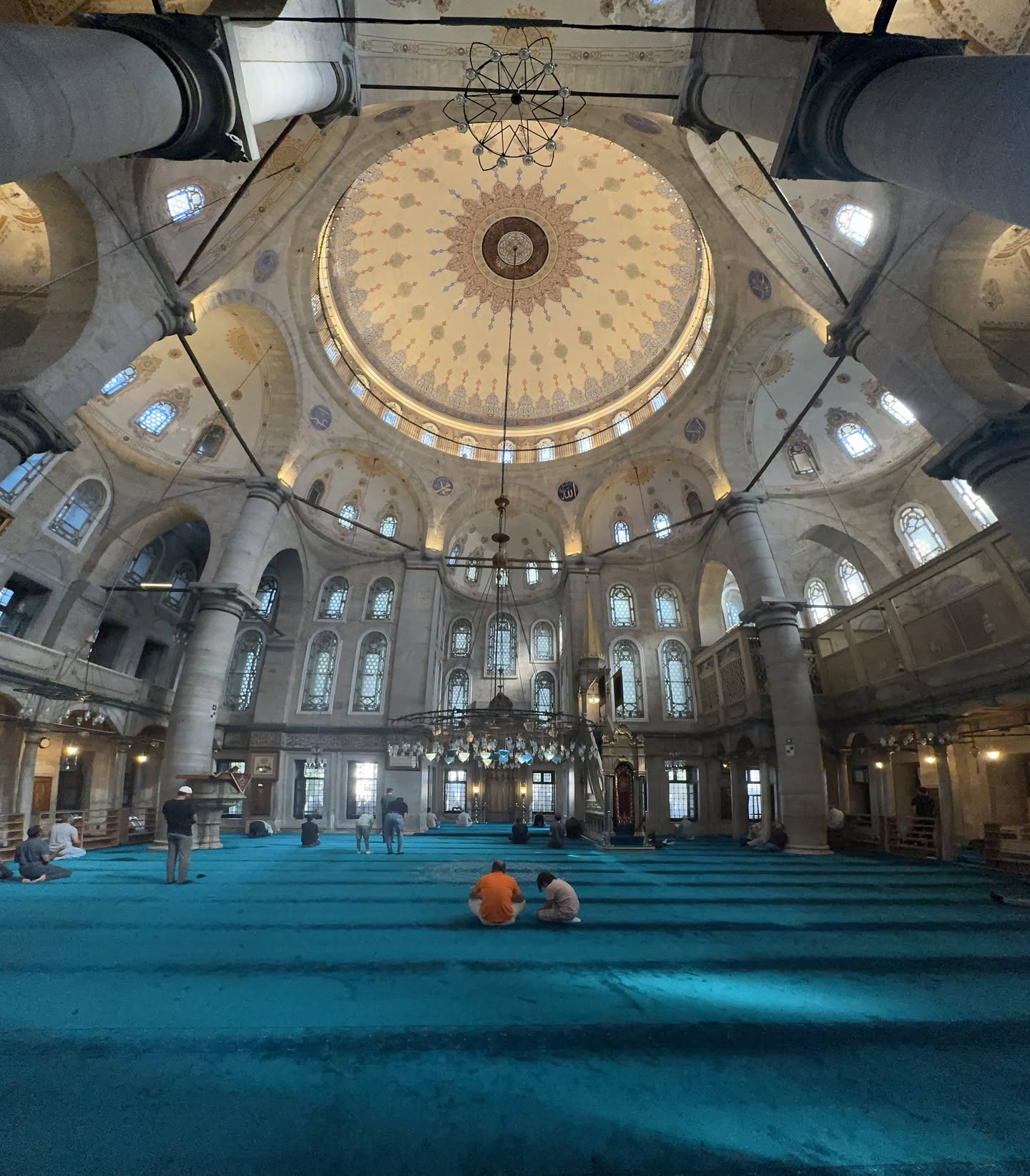 Dentro Eyüp Sultan: tappeto turchese e una calma che in centro non c'è.