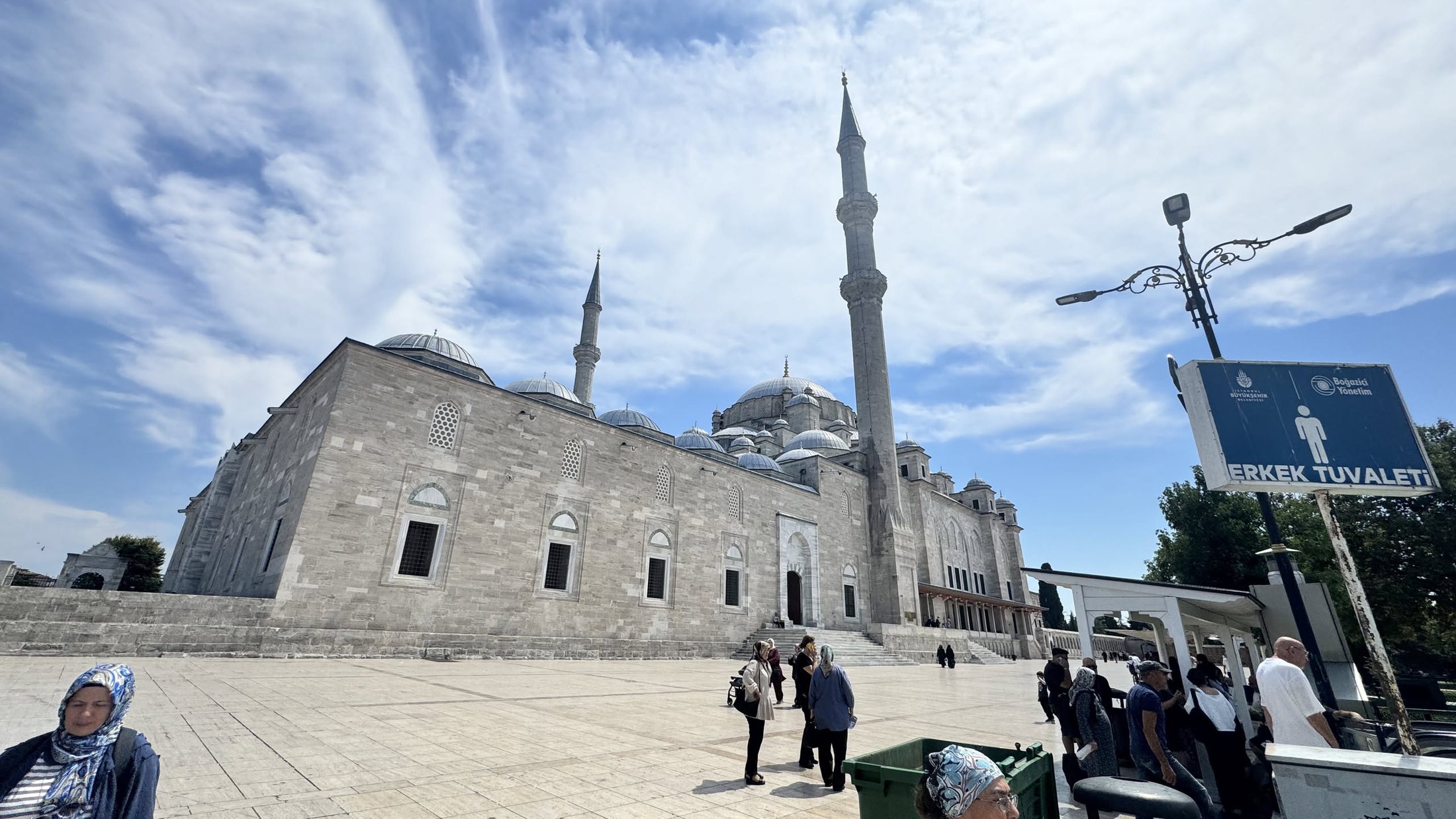La moschea di Fatih, sopra la chiesa dei Santi Apostoli. Terremoto e rifacimento inclusi.
