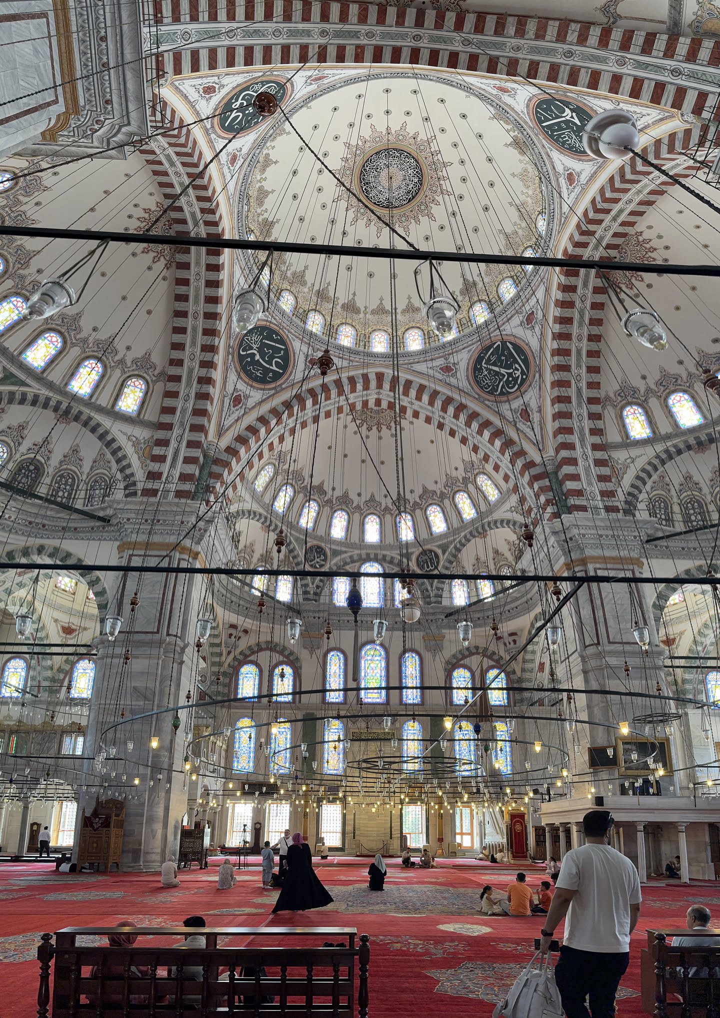 Dentro Fatih: bambini che corrono, uomini che dormono, zero code.