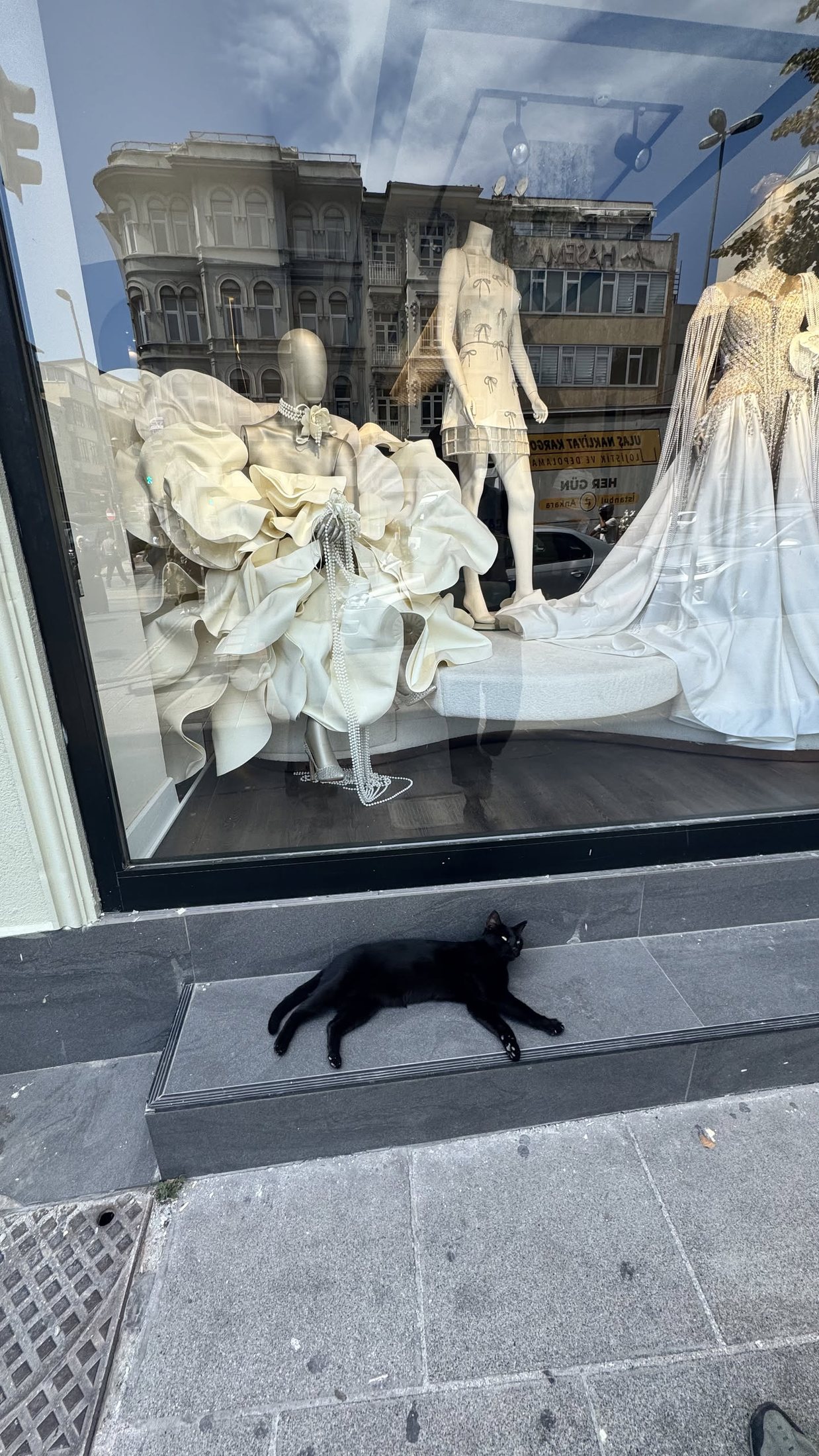 Passerella davanti alla vetrina degli abiti bianchi.