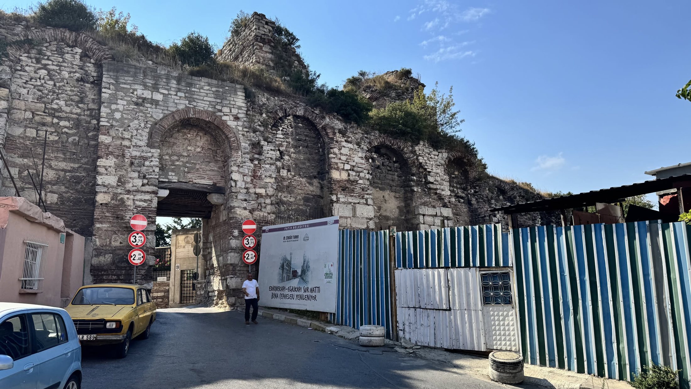 Eğrikapı, la porta storta. Da qui si scende alle mura sull'acqua.