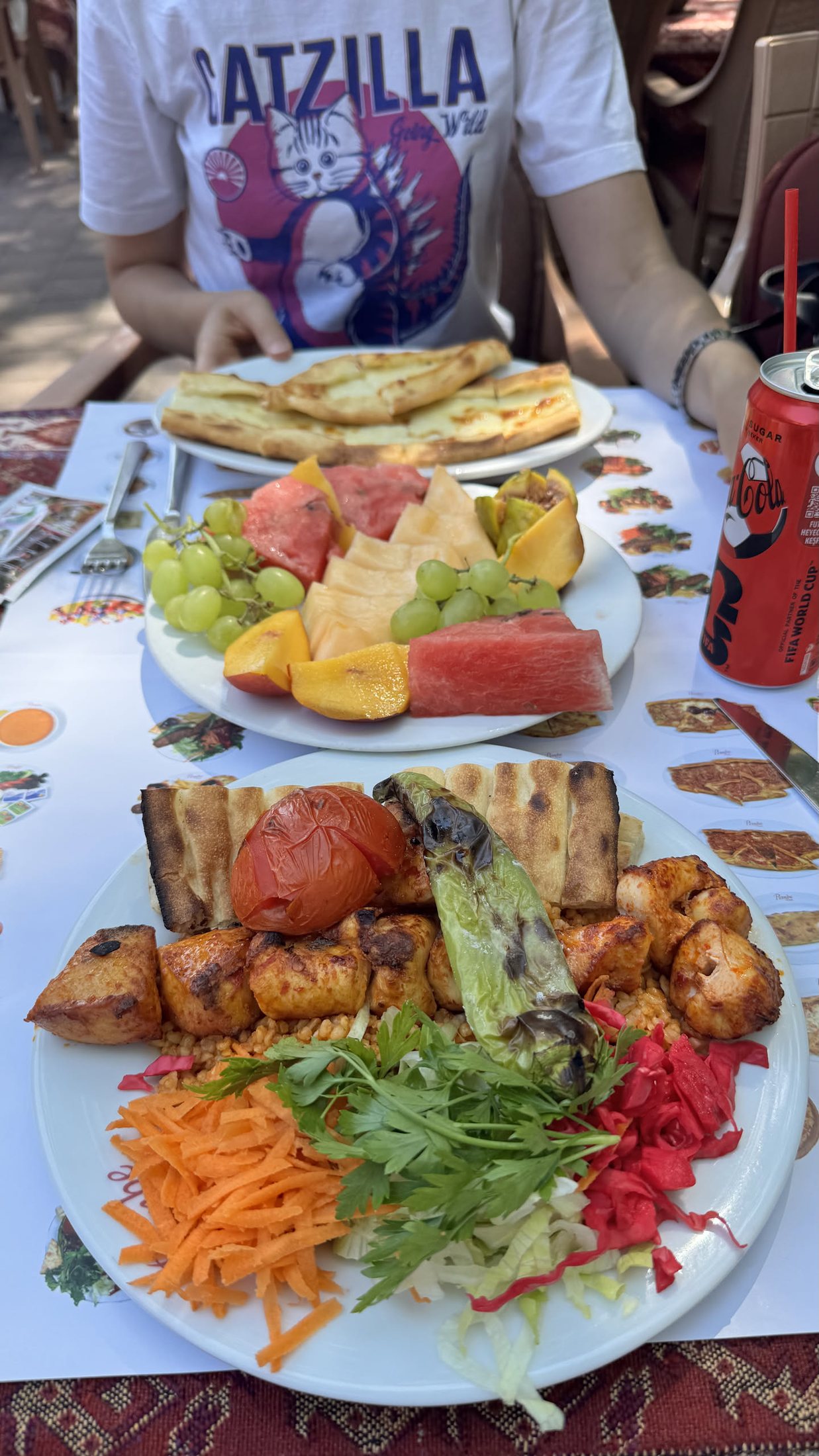 Pranzo a due passi da Chora, su un tavolo di legno.