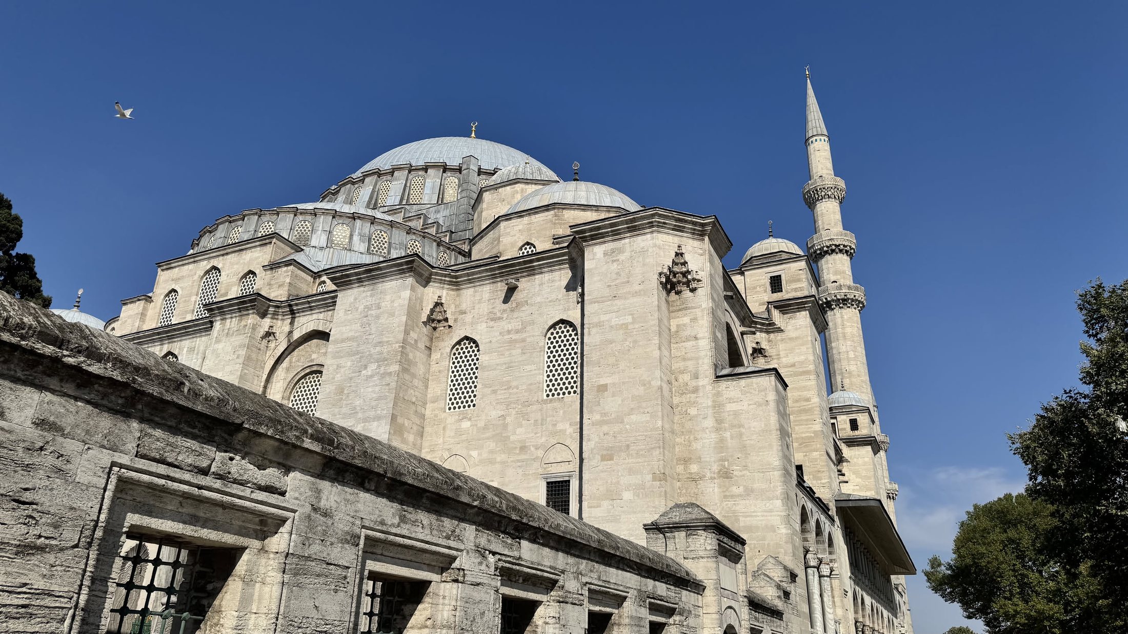 La Süleymaniye dalla salita: Sinan, 1557, e cinquantatré metri di cupola.
