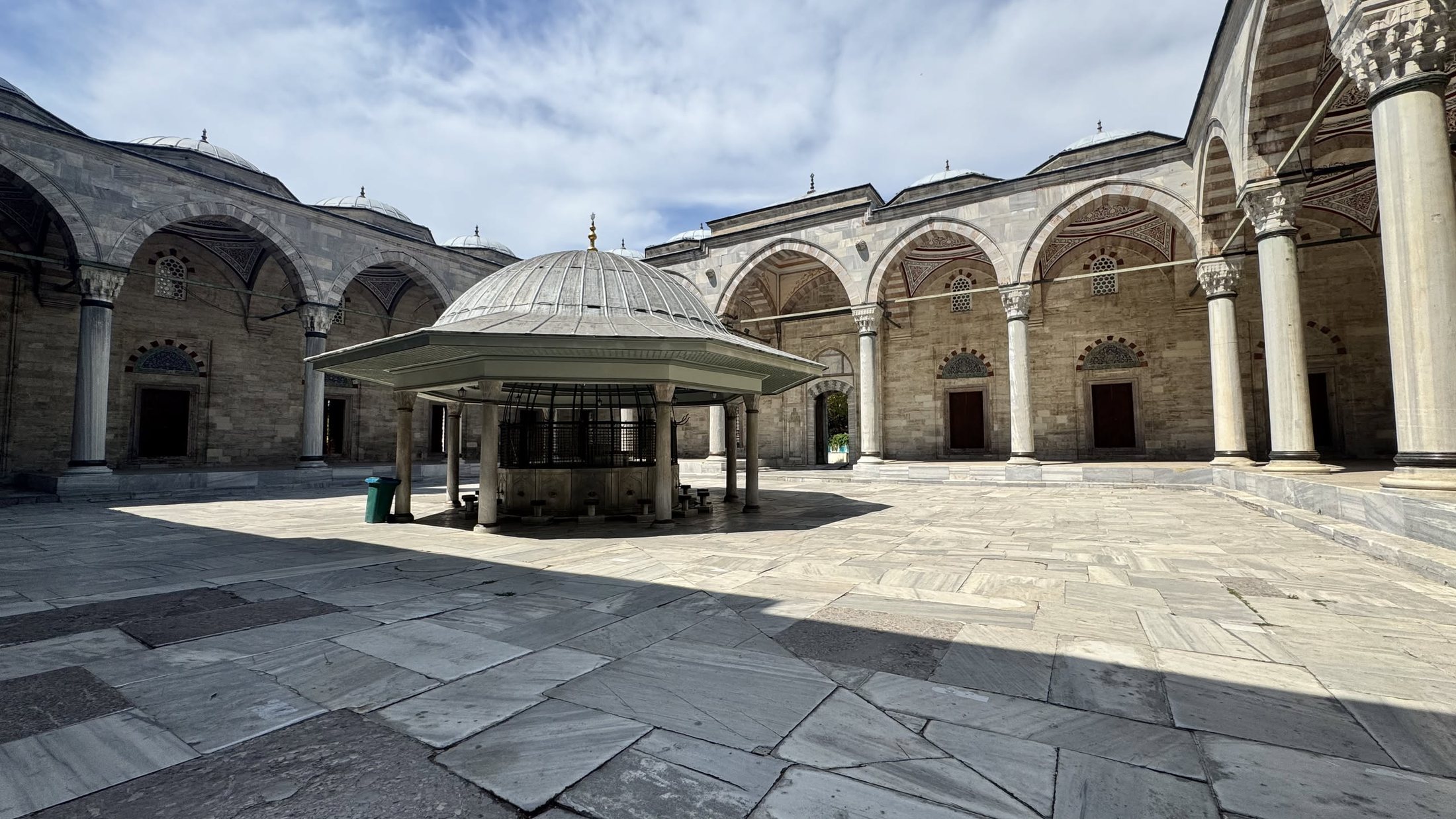 Il cortile della Yavuz Selim: colonne antiche, una vasca e nessuno.