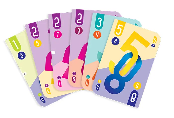 Le carte di DNUP: ognuna ha due valori, quello attivo in alto e quello capovolto in basso. Quando una carta torna in mano, si gira. (Foto: Asmodee)